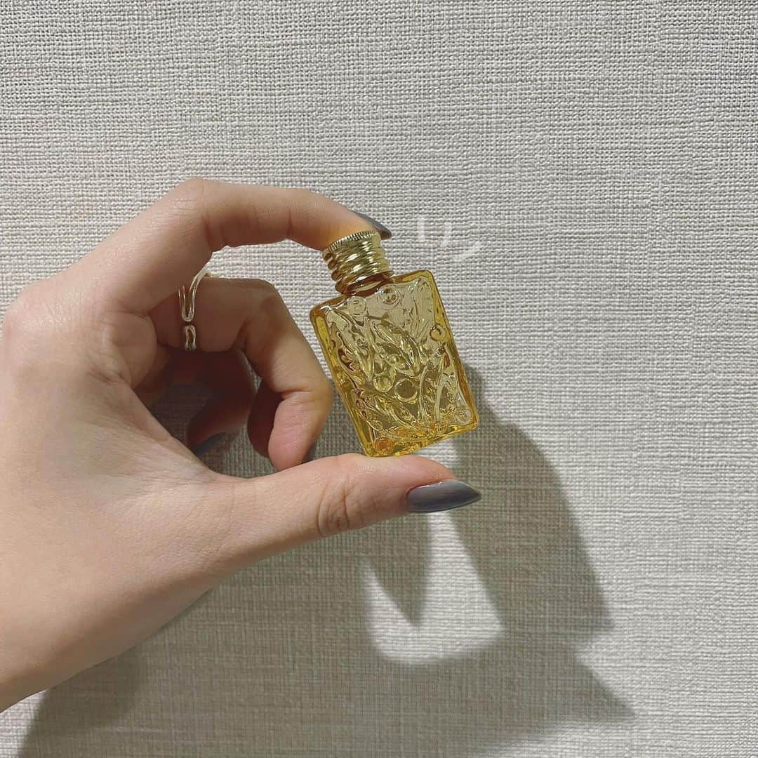 鈴木愛理さんのインスタグラム写真 - (鈴木愛理Instagram)「✴︎  香水とかを入れる瓶。  ちょっと前に友人にもらったんだけど、素敵な贈り物すぎてワクワクしたな🕊️  どの香り入れるか迷っちゃうね〜☺︎  #𓆸」1月28日 18時41分 - airisuzuki_official_uf