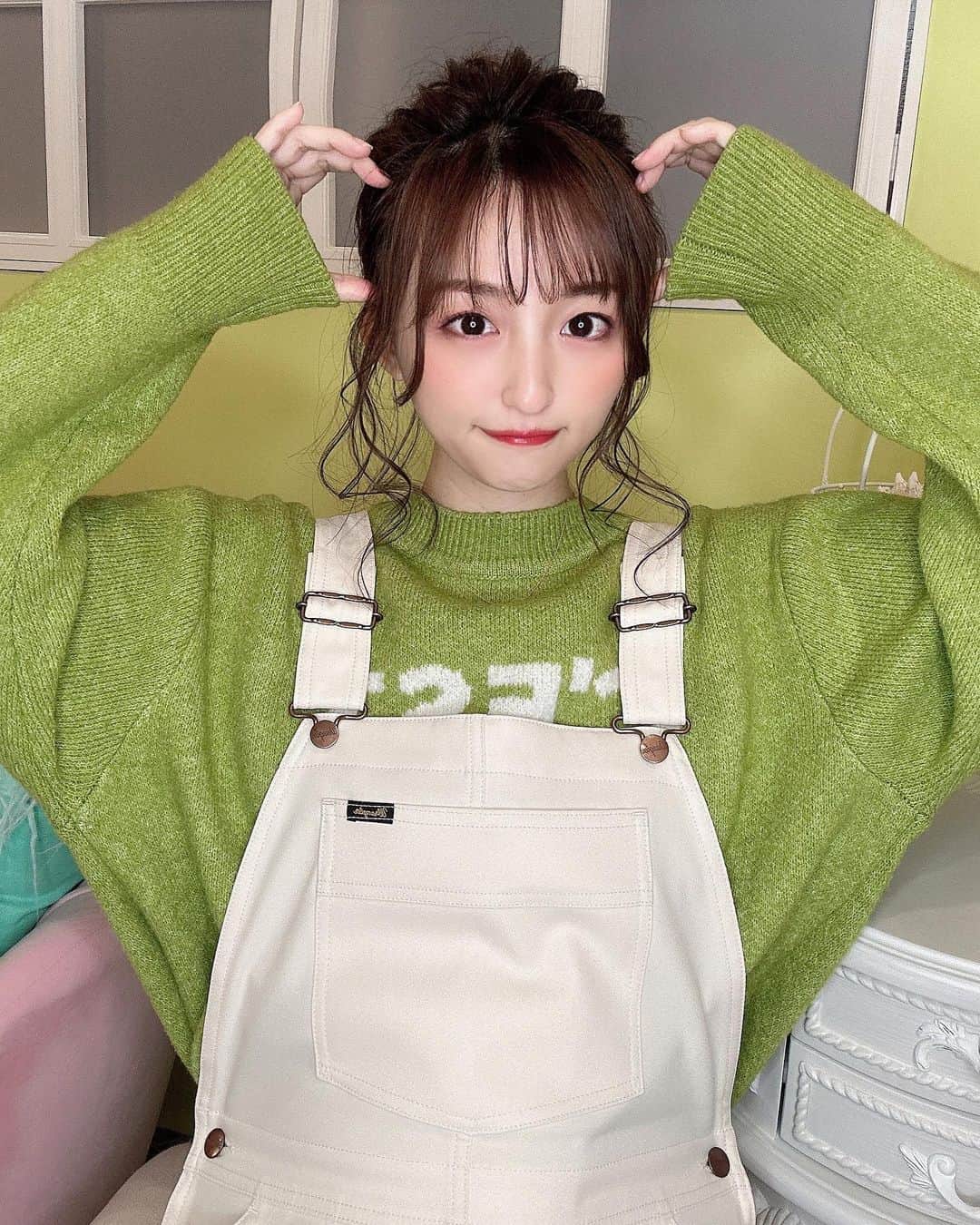 石井陽菜のインスタグラム：「⁡ ⁡ ⁡ ゆるいおだんご〜 髪が長いとヘアアレンジ楽しいね🤍 ⁡ ⁡ 2/23は久しぶりに 直接皆さんとお話しできるイベント！ たのしみ〜！ ⁡ ⁡ #ゴープロジェクト #おだんごヘア #つなぎ」