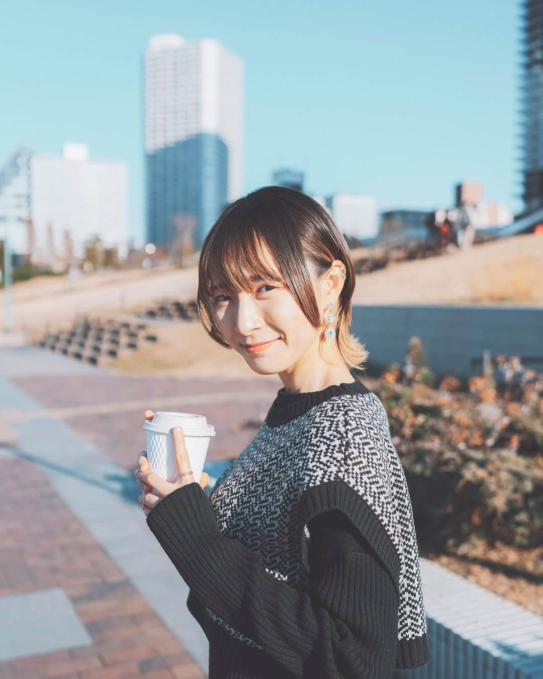 尾林美月のインスタグラム：「☕️💍🏙 　 　 インスタで日時指定投稿ができるようになったらしいので、使ってみる。 これで、あー今日も投稿するの忘れた！ってことがなくなる👏🏻」