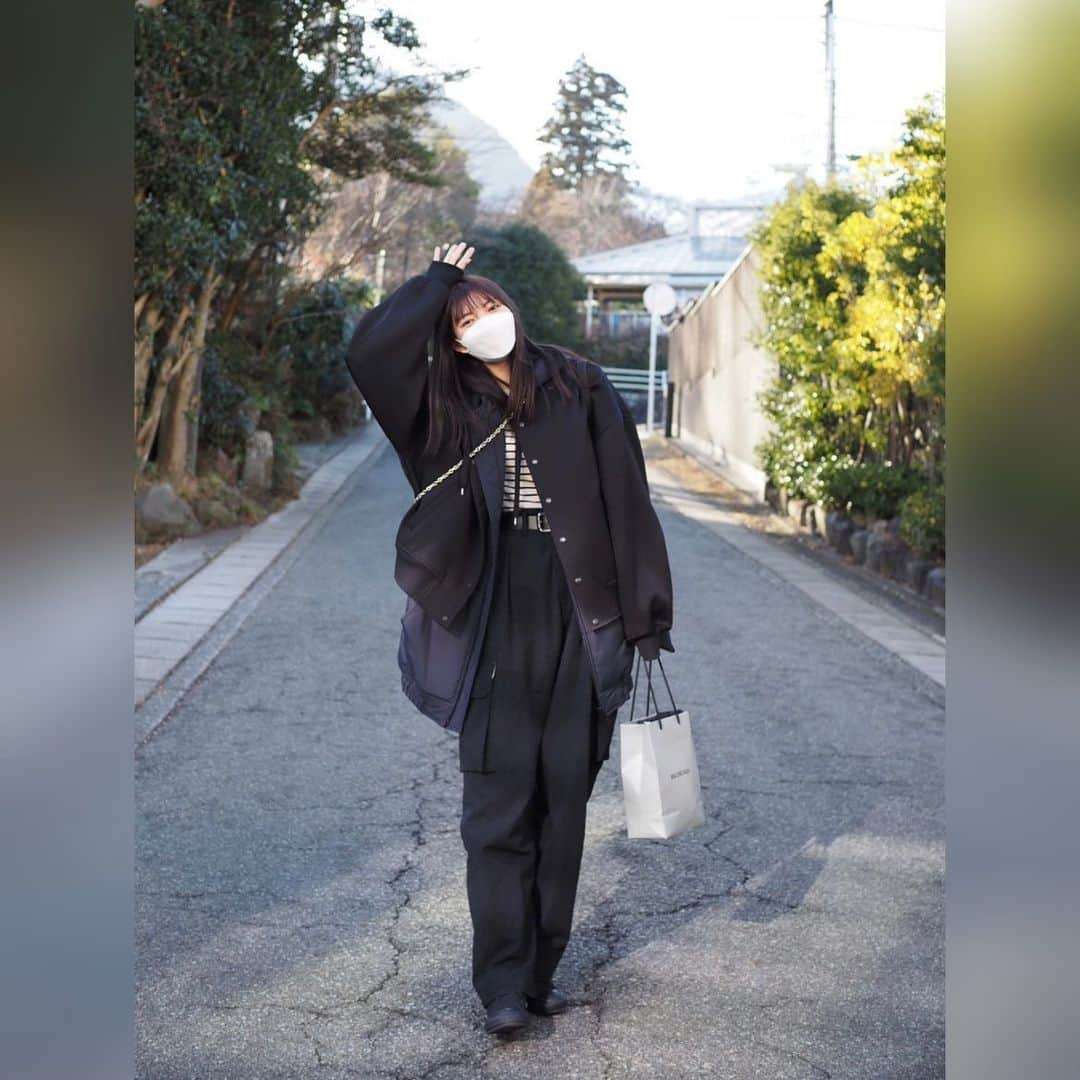 美緒のインスタグラム：「🧏🏻‍♀️🫶🏻💭  新しいお洋服を購入すると、毎日のようにきてしまいがちです🧏🏻‍♀️ この冬は、Y'sのアウターがお気に入りすぎてヘビロテしまくっています🫶🏻 私の大好きなマルチウェイなんです〜 色々な着方ができて毎回違う印象になるのが推しポイントです💭  (前髪伸ばしてみよう期間は勝手に終了させてしまいました。笑)  #instadaily #instagood #ootd #hair #happy #Ys #YohjiYamamoto #マルチウェイは1着でお得な気分になるのも好きポイント」