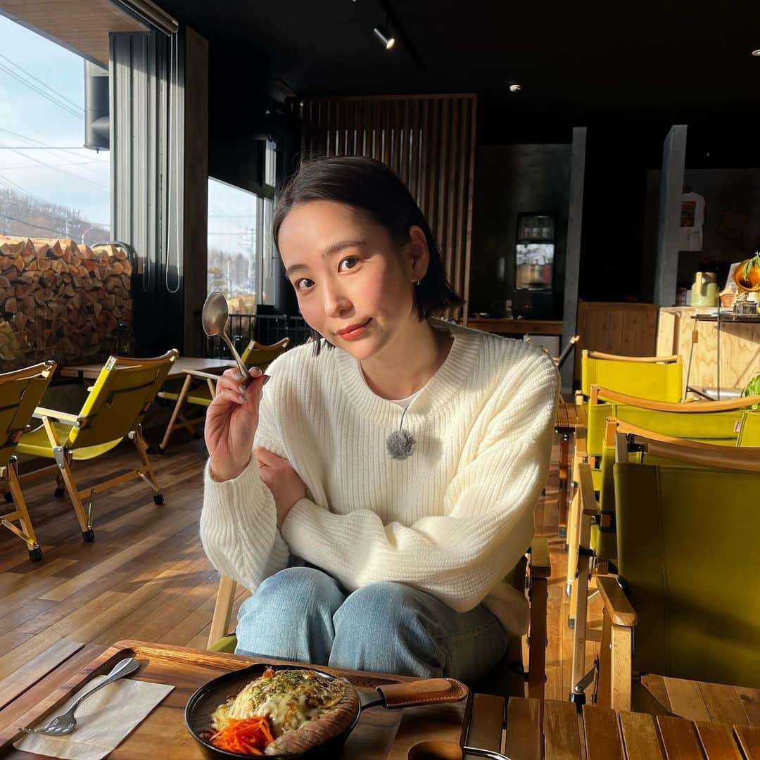 のインスタグラム：「1月ブラキタロケの思い出🧡🧡  ボリューミーな焼きチーズカレーに ホットチョコレートは最高に温まった❤️‍🔥 冬限定のビーフシチューも！  初めてのスノートレッキングは全身使えていい運動🏋️‍♀️  ジャスミン好きにはたまらないヨハクカフェさん🤍 癒されました🤍  スチマ(スチームマフィン)が美味しくて、 お店のお母さん達も温かくて、 心もお腹も満たされるお店でした😆  #ブラキタ  #ありがとうございました」