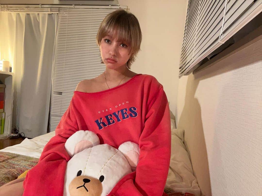 のインスタグラム：「new hair new sweater 🎀」