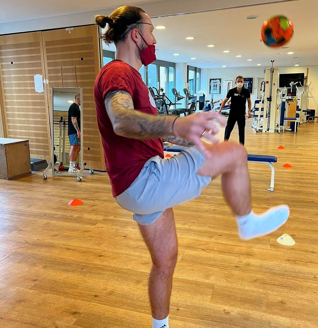 マルコ・ヘーガーさんのインスタグラム写真 - (マルコ・ヘーガーInstagram)「Endlich ⚽️❤️‍🩹😍  #back #ball #training #finally #endlich #happy #face #blessed #positivevibes #tennis #fussball #trainer #mh37 #reha #comeback #stronger」1月28日 20時04分 - marco_hoeger