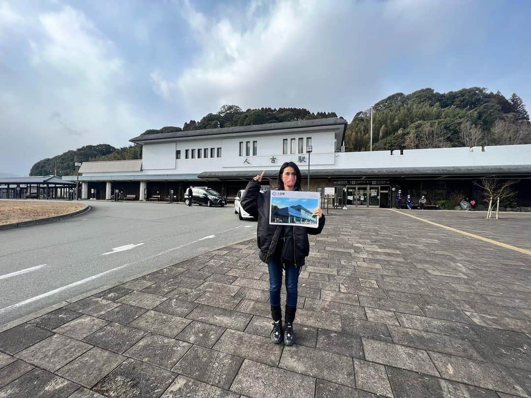 小森未彩さんのインスタグラム写真 - (小森未彩Instagram)「やっと行けた‼︎ 高校生の時から大好きな作品「夏目友人帳」の聖地巡礼🥺 永遠の旦那様、夏目貴志が高校時代を過ごした町。人吉。  雪が降ってたけど、夏目もそんな日もあったのかなとか想いを馳せるのが本当楽しかった☺️  残念ながら夏目には会えなかったけど、、、 野生の猿には会えました‼︎笑  アニメに出てくるシーンがそのままのところもあったけど、工事とか入れなくなってるところもあって、時間が流れを感じてそれもエモかった。 夏目が過ごしていた時間、空間にいけたらな、、、と2期のOP「あの日タイムマシン」に乗せて動画を作ってみました‼︎（著作権の関係で音無し）  #聖地巡礼 #アニメ聖地 #夏目友人帳聖地巡礼 #夏目友人帳 #夏目貴志　#natsumeyuujinchou #人吉」1月28日 20時13分 - misae_komori