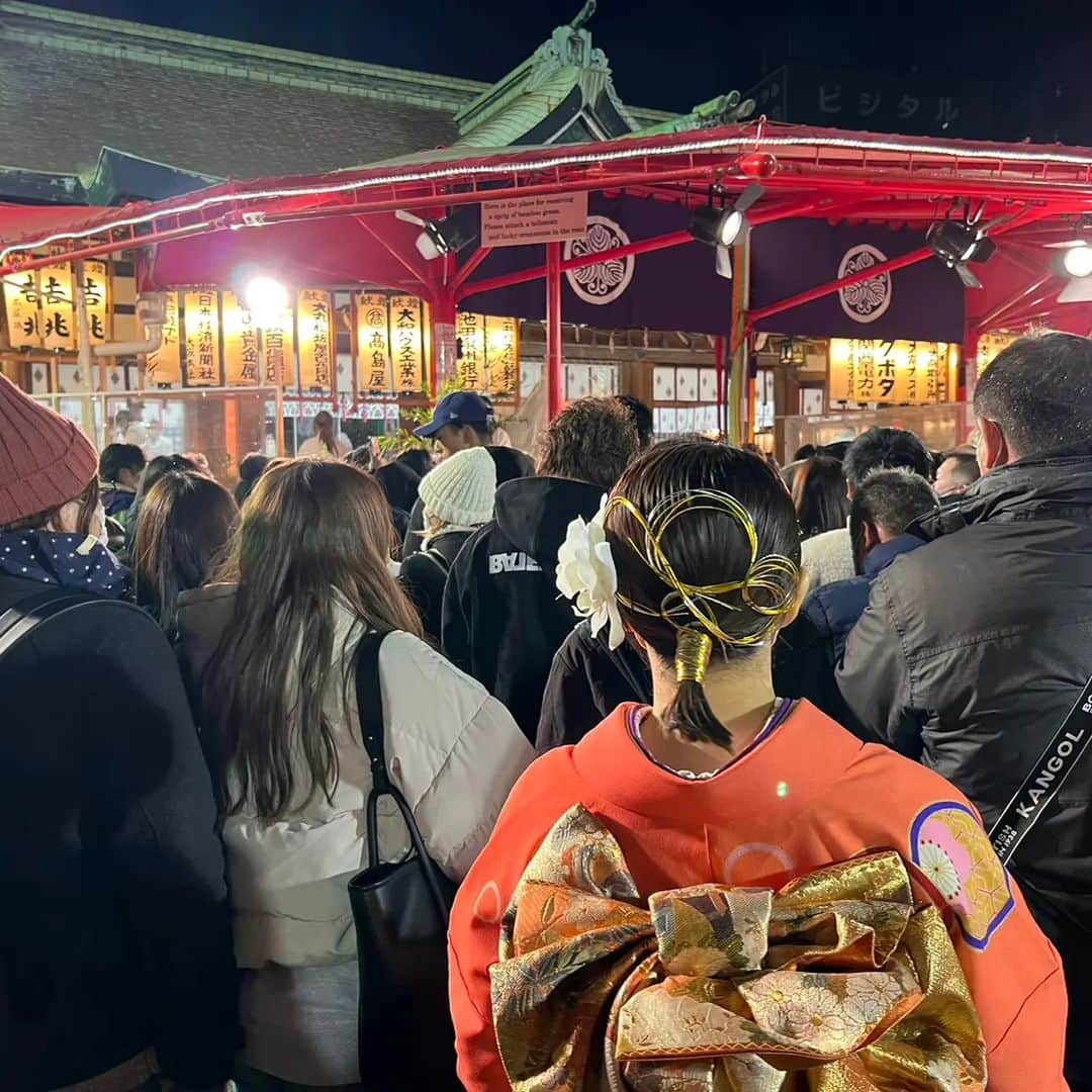 芥田愛菜美さんのインスタグラム写真 - (芥田愛菜美Instagram)「. 数年ぶりに今宮戎神社でご奉仕してきました〜！ 会いに来てくれてありがとうございました😭🤍  腰痛めてるのにこの人多い中、 笹もらって縁起物つけに来てくれた母にも感謝〜！ そういえば毎回写真無いの悲しい😢  おばあちゃんも「見に行く！！」って言ってくれてたねんけど 人多いし心配やからご奉仕の後に着物姿見せに...♡ 恥ずかしいゆーてたからスタンプさせてもらた🧓🏻  今年も皆様にとって福ある年になりますように✨」1月28日 20時15分 - mirumiru1019
