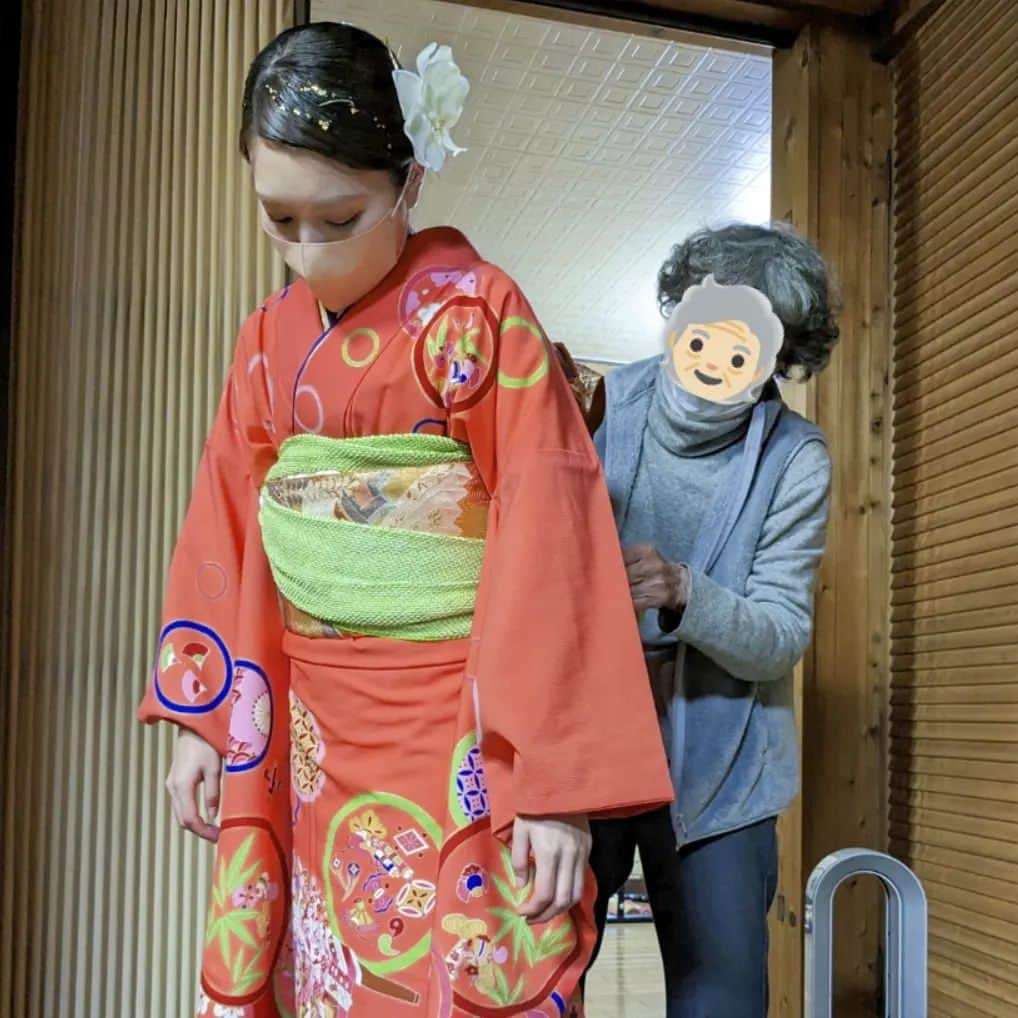芥田愛菜美さんのインスタグラム写真 - (芥田愛菜美Instagram)「. 数年ぶりに今宮戎神社でご奉仕してきました〜！ 会いに来てくれてありがとうございました😭🤍  腰痛めてるのにこの人多い中、 笹もらって縁起物つけに来てくれた母にも感謝〜！ そういえば毎回写真無いの悲しい😢  おばあちゃんも「見に行く！！」って言ってくれてたねんけど 人多いし心配やからご奉仕の後に着物姿見せに...♡ 恥ずかしいゆーてたからスタンプさせてもらた🧓🏻  今年も皆様にとって福ある年になりますように✨」1月28日 20時15分 - mirumiru1019