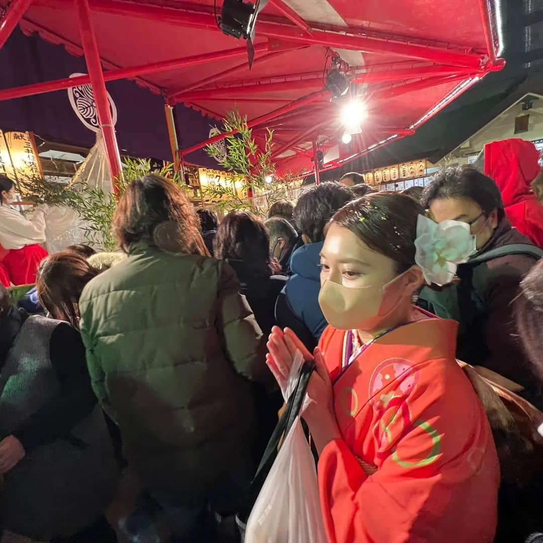 芥田愛菜美さんのインスタグラム写真 - (芥田愛菜美Instagram)「. 数年ぶりに今宮戎神社でご奉仕してきました〜！ 会いに来てくれてありがとうございました😭🤍  腰痛めてるのにこの人多い中、 笹もらって縁起物つけに来てくれた母にも感謝〜！ そういえば毎回写真無いの悲しい😢  おばあちゃんも「見に行く！！」って言ってくれてたねんけど 人多いし心配やからご奉仕の後に着物姿見せに...♡ 恥ずかしいゆーてたからスタンプさせてもらた🧓🏻  今年も皆様にとって福ある年になりますように✨」1月28日 20時15分 - mirumiru1019