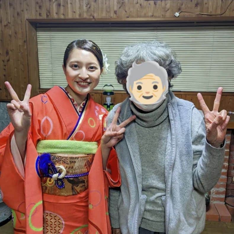 芥田愛菜美さんのインスタグラム写真 - (芥田愛菜美Instagram)「. 数年ぶりに今宮戎神社でご奉仕してきました〜！ 会いに来てくれてありがとうございました😭🤍  腰痛めてるのにこの人多い中、 笹もらって縁起物つけに来てくれた母にも感謝〜！ そういえば毎回写真無いの悲しい😢  おばあちゃんも「見に行く！！」って言ってくれてたねんけど 人多いし心配やからご奉仕の後に着物姿見せに...♡ 恥ずかしいゆーてたからスタンプさせてもらた🧓🏻  今年も皆様にとって福ある年になりますように✨」1月28日 20時15分 - mirumiru1019
