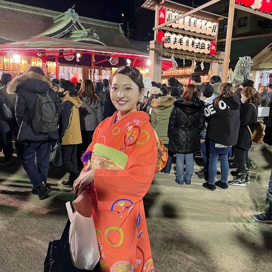 のインスタグラム：「. 数年ぶりに今宮戎神社でご奉仕してきました〜！ 会いに来てくれてありがとうございました😭🤍  腰痛めてるのにこの人多い中、 笹もらって縁起物つけに来てくれた母にも感謝〜！ そういえば毎回写真無いの悲しい😢  おばあちゃんも「見に行く！！」って言ってくれてたねんけど 人多いし心配やからご奉仕の後に着物姿見せに...♡ 恥ずかしいゆーてたからスタンプさせてもらた🧓🏻  今年も皆様にとって福ある年になりますように✨」