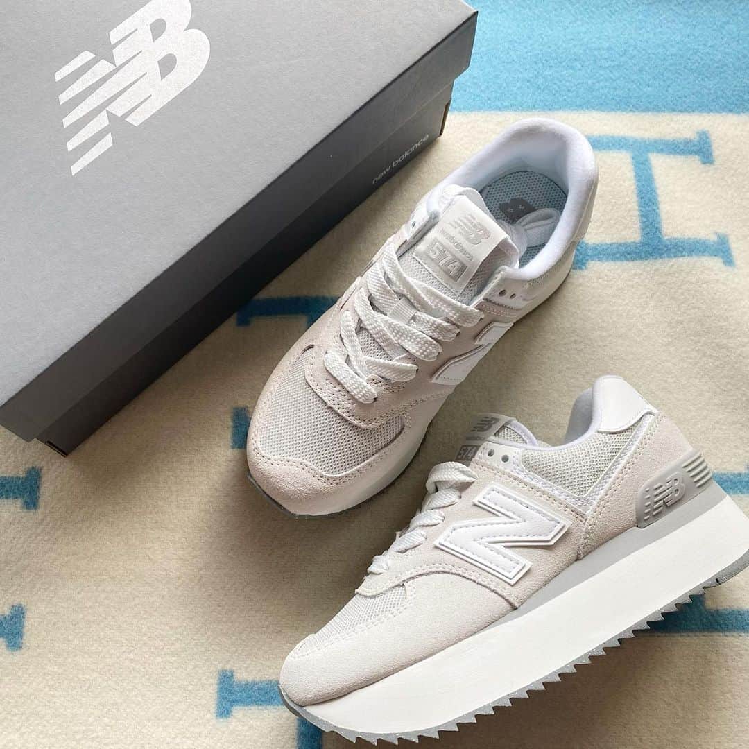 のインスタグラム：「・ 久々に @newbalance get👟  Instagramの広告で出てきて、厚底アイテムが大好物の私はむむっ😍とまんまと気になり、とりあえず試着してみたかったので在庫がある店舗を探してgo💨 履き心地も良く、軽っ😳可愛い❤️となり購入♡  うすーいグレーのようなアイボリーのようなカラーが なんともお気に入りです♪ 合わせやすそうだし、カジュアルすぎずで活躍しそう💕  _________________________________ #newbalance #ニューバランス #ニューバランス574 #WL574Z  #厚底スニーカー #newin」