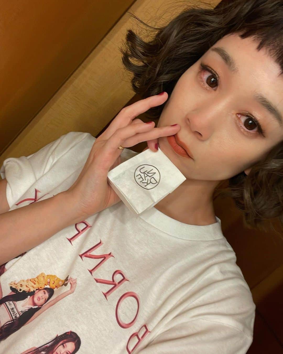 山野ゆりのインスタグラム：「これなんだと思う？？？  @nu_dake   microissant🥐🥐🥐  世界一小さなクロワッサン。 信じられない小ささだよ！😂  味はバターの香りもしっかりあって、サクサクしてて美味しかった♡  この袋を店員さんが渡してくれたのが本当に可愛くてムービー撮りたかった😭  #🇰🇷 #🍞」