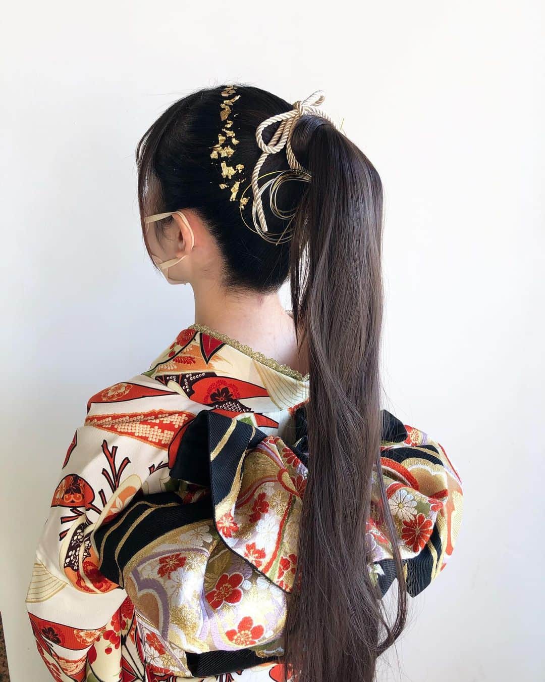 京都ヘアセット&着付け専門サロン夢館(ゆめやかた) さんのインスタグラム写真 - (京都ヘアセット&着付け専門サロン夢館(ゆめやかた) Instagram)「こんにちは、夢館です♪  先日ご来店されたお客様のお写真です🫶 【ポニーテール】 シンプルな髪型で飾りもシンプルに 後ろ姿もとても素敵です  髪の毛の長さや、ストレートにするかカールをつけるかによっても雰囲気が変わります♡ ぜひヘアスタッフにご相談ください♪  🌱ご予約はTOPのURLから🌱  #ヘアアレンジ#ヘアセット#ヘアスタイル#ヘアカタログ#京都ヘアサロン#京都セットサロン#着物レンタル夢館#夢館#yumeyakata#ヘアセット京都#お呼ばれヘア#振袖ヘア#タイトヘア#振袖ヘアアレンジ#振袖前撮り#京都前撮り#振袖後撮り#前撮りヘア#成人式ヘア#成人式前撮り#成人式後撮り#振袖レンタル#金箔ヘアアレンジ #髪飾り#京都撮影#京都成人式前撮り#京都振袖#京町屋#京町屋スタジオ#ポニーテール」1月28日 20時21分 - yumeyakatabeauty