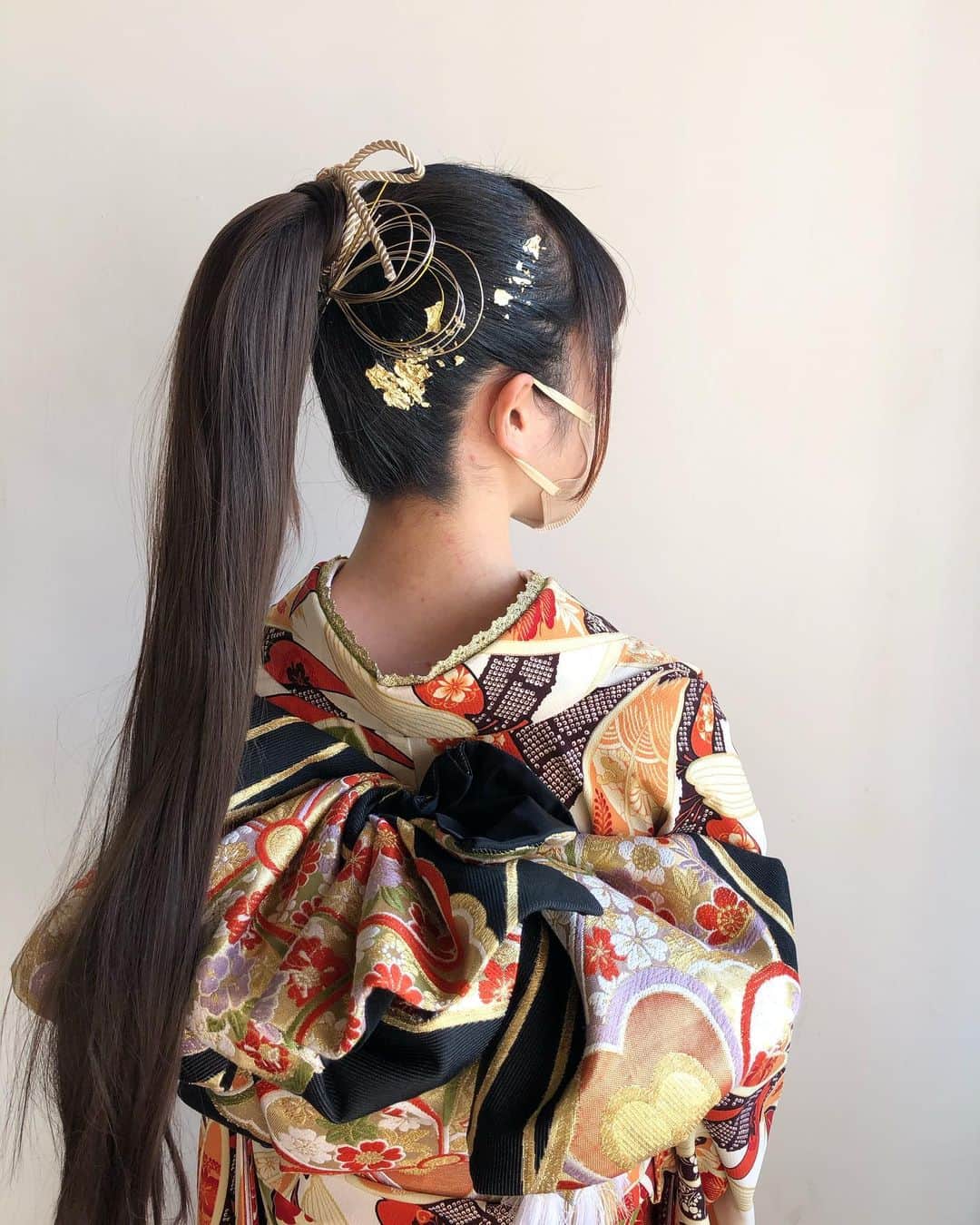 京都ヘアセット&着付け専門サロン夢館(ゆめやかた) さんのインスタグラム写真 - (京都ヘアセット&着付け専門サロン夢館(ゆめやかた) Instagram)「こんにちは、夢館です♪  先日ご来店されたお客様のお写真です🫶 【ポニーテール】 シンプルな髪型で飾りもシンプルに 後ろ姿もとても素敵です  髪の毛の長さや、ストレートにするかカールをつけるかによっても雰囲気が変わります♡ ぜひヘアスタッフにご相談ください♪  🌱ご予約はTOPのURLから🌱  #ヘアアレンジ#ヘアセット#ヘアスタイル#ヘアカタログ#京都ヘアサロン#京都セットサロン#着物レンタル夢館#夢館#yumeyakata#ヘアセット京都#お呼ばれヘア#振袖ヘア#タイトヘア#振袖ヘアアレンジ#振袖前撮り#京都前撮り#振袖後撮り#前撮りヘア#成人式ヘア#成人式前撮り#成人式後撮り#振袖レンタル#金箔ヘアアレンジ #髪飾り#京都撮影#京都成人式前撮り#京都振袖#京町屋#京町屋スタジオ#ポニーテール」1月28日 20時21分 - yumeyakatabeauty