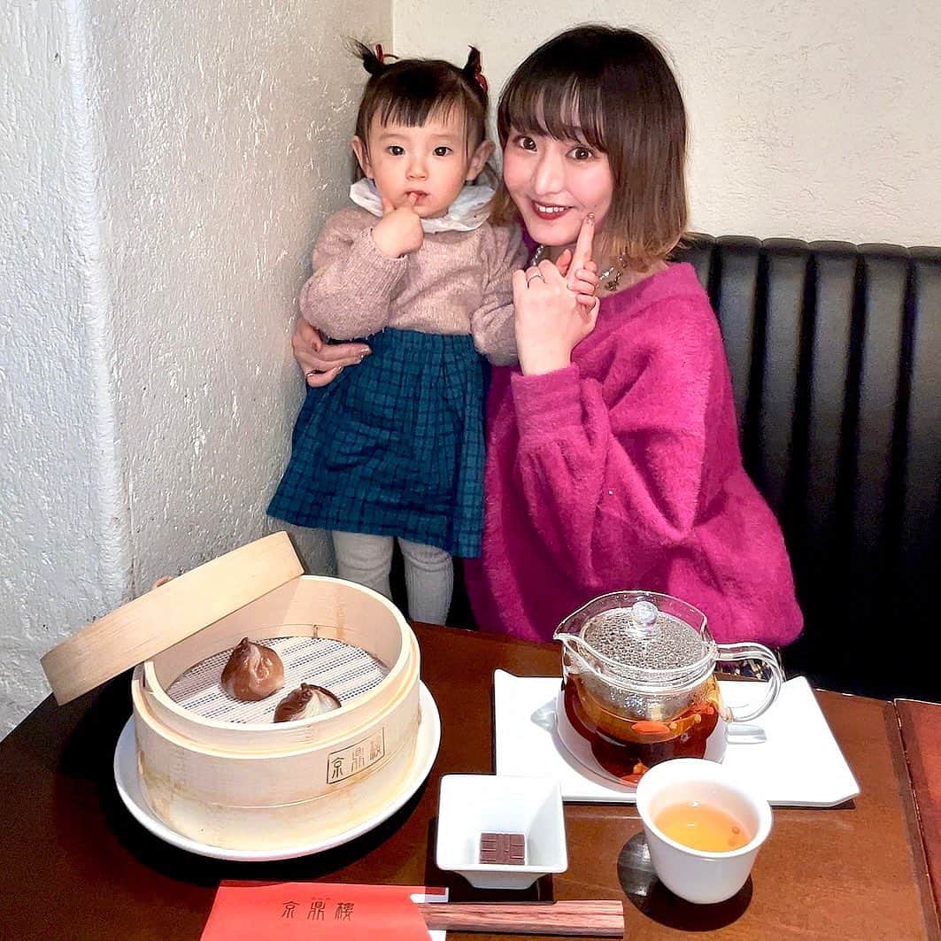 東なつ紀のインスタグラム：「Minimal×京鼎樓初コラボ「チョコレート小籠包の試食会🍫🤍 行ってきました◡̈  実は今週2回目の京鼎樓ランチ🍽 この日はいつものランチに＋でチョコレート小籠包🤍  もちもちでとろーってとろけて とっても美味しかった🤤 ティー🫖も香ばしくてチョコレートにとっても合う🤍 美味しくていっぱい飲んでしまった◡̈！  VALENTINE限定🍫なのでぜひ食べてみてね♪  ■販売期間 2023年2月1日(水)～2月28日(火)　 ■販売価格 【チョコレート小籠包 ２個】　550円　 【チョコレート小籠包4個】 1,100円　 【チョコレート小籠包 ＆ 台湾茶セット】1,250円　 ■販売店舗 京鼎樓(ジンディンロウ)恵比寿本店・HANARE店・成城学園前店・ららぽーと豊洲店・新宿住友ビル店 ※台湾茶セットは恵比寿本店・HANARE店・成城学園前店の３店舗での販売となります。  ちなみに、先日は贅沢セットを頼んで👶🏻と取り分けて食べました🤍 量が多めなので大満足🤤 侑生は小籠包もチャーハンもごま団子も大好きみたいです🫶🏻🤍  子連れで行って優しく接してもらえるとまた行こう♫って思える🙏感謝です🤍  📷写真最後はおまけ笑笑  #恵比寿 #京鼎樓 #バレンタイン #子連れランチ恵比寿 #小籠包 #子連れ #子連れランチ #恵比寿ランチ #familiar #女の子ママ #子育てママ  #1歳半」