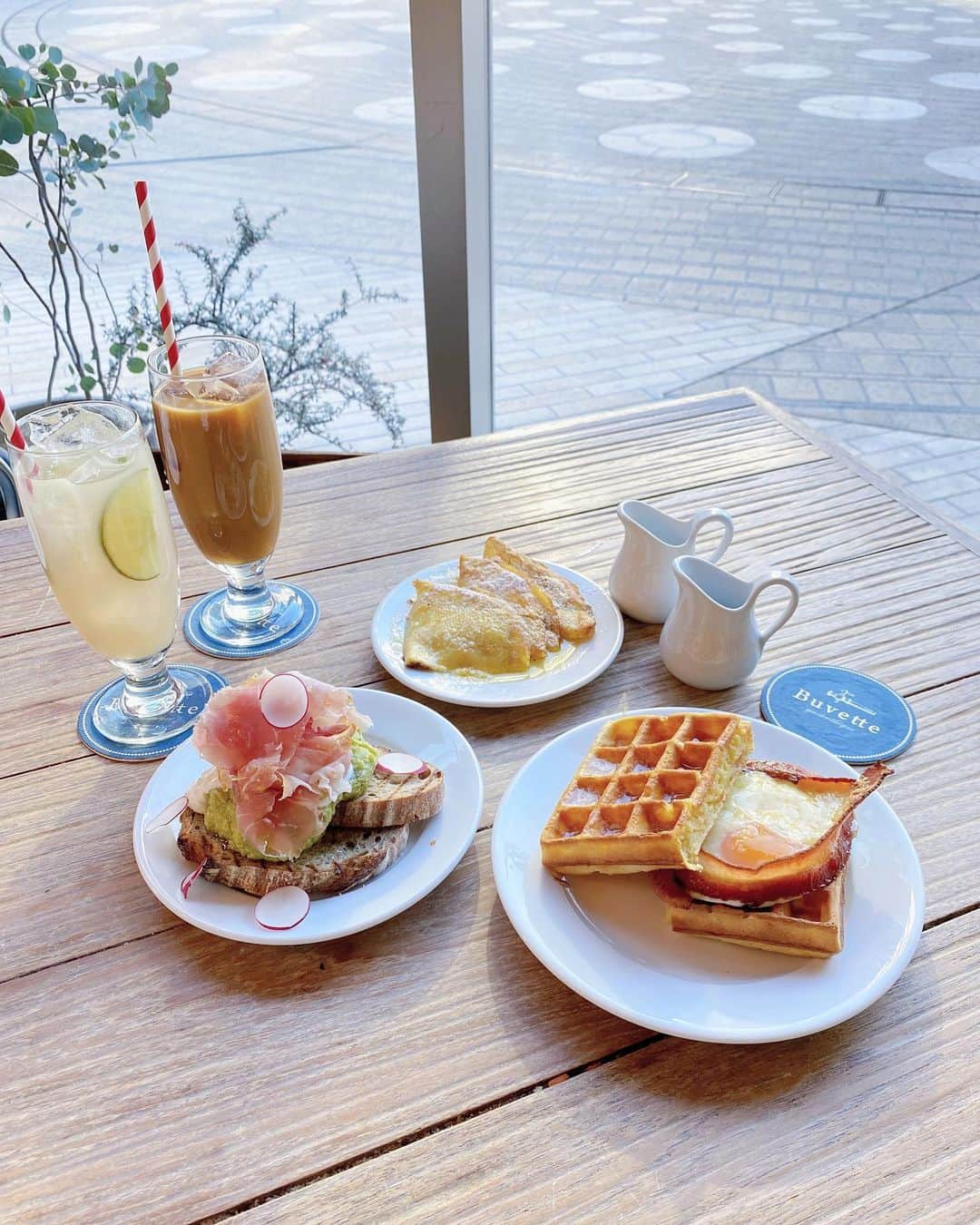 湯本亜美のインスタグラム：「ㅤㅤㅤ お洒落な空間でお洒落ランチ ... 🍴🥐♡ ㅤㅤㅤ #日比谷カフェ #buvette」