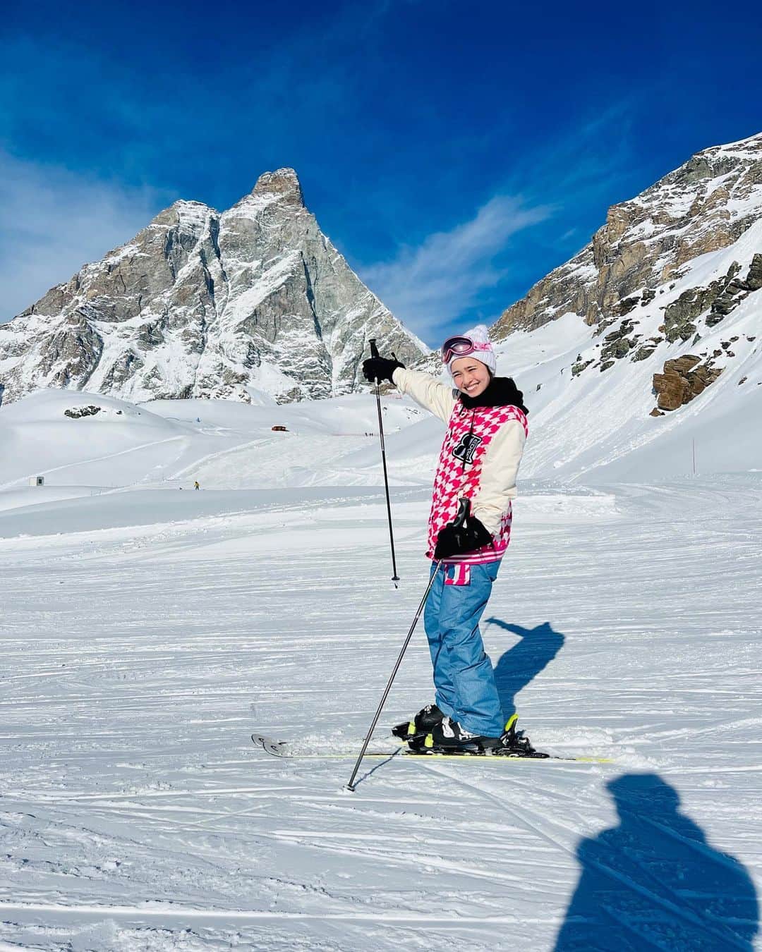 ジャスミンのインスタグラム：「NYにいる姉とヨーロッパで合流し、マッターホルンでスキーしてきました❄️  久しぶりのスキーで初日は派手にこけたけど、2日目は慣れて、大きなケガもなく楽しめました〜  #matterhorne #ski #家族旅行 #家族集合 #雪質最高 #ふわふわの雪 #転けても痛くない #次は #スイスに行きたい」