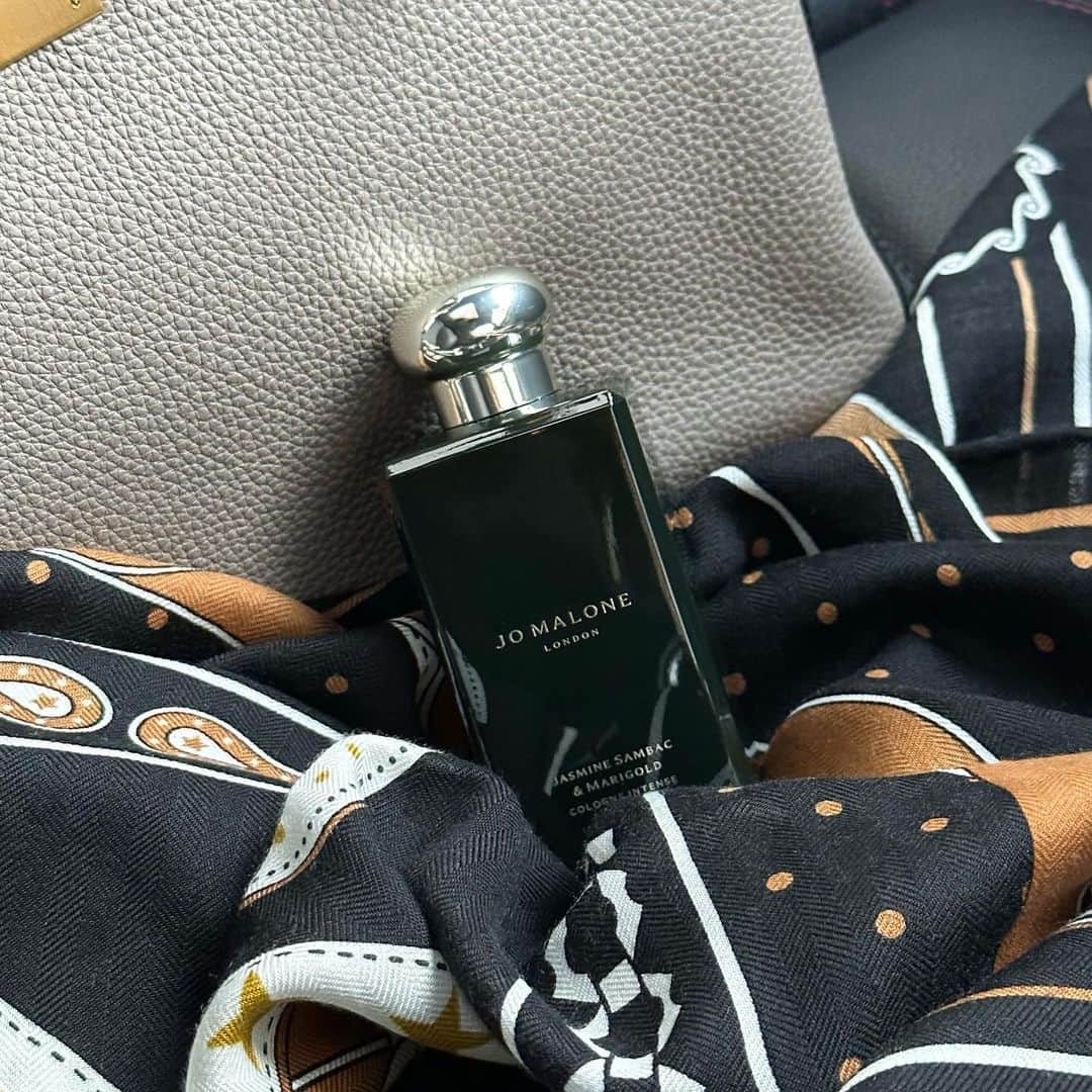 のインスタグラム：「何年かぶりに、定番にしたい！と思える香りに出会った❤️ @jomalonelondon のジャスミン サンバック & マリーゴールド コロン インテンス。 元々深めの香りのコロンインテンスのラインが好きで いくつか使ってきているものの これはノーマークだった🥹 ジャスミンの華やかさと バニラやアンバーの甘さのバランスが絶妙😍うつくしい大人の女性感漂う香り（という願望❤️） コロンインテンス、ボトルも新しくなったんですね❤️よりシックで好きな感じ😍 ・ #jomalonelondon #cologneintense」