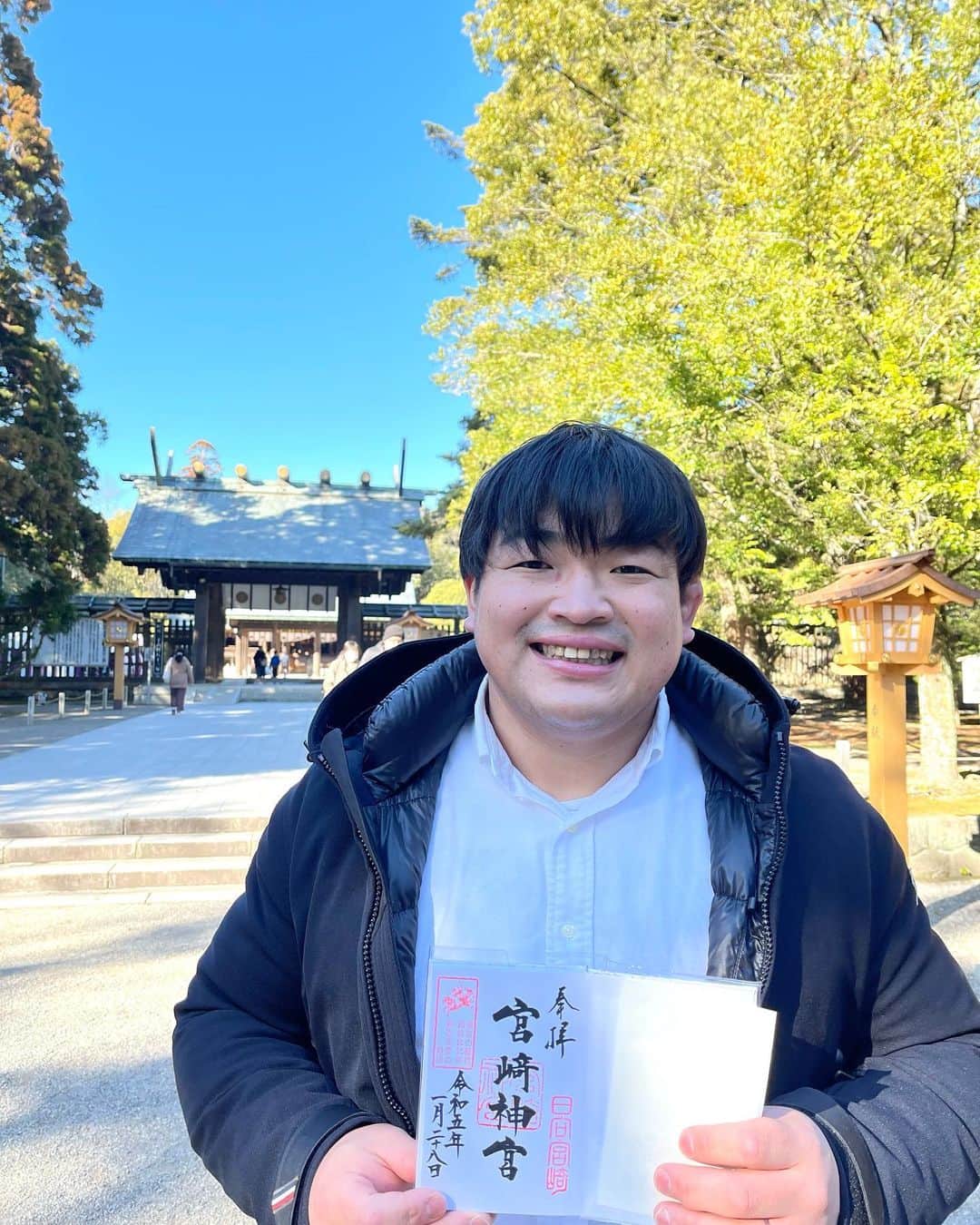 王子谷剛志のインスタグラム：「宮崎神宮にご祈願で行ってきました。 最近神社に行くことが多く、記録を残したいと思い、御朱印集めを始めることに。。。 食との出会いと並行してやっていきたいと思います。 #宮崎神宮 #ご祈願 #御朱印」