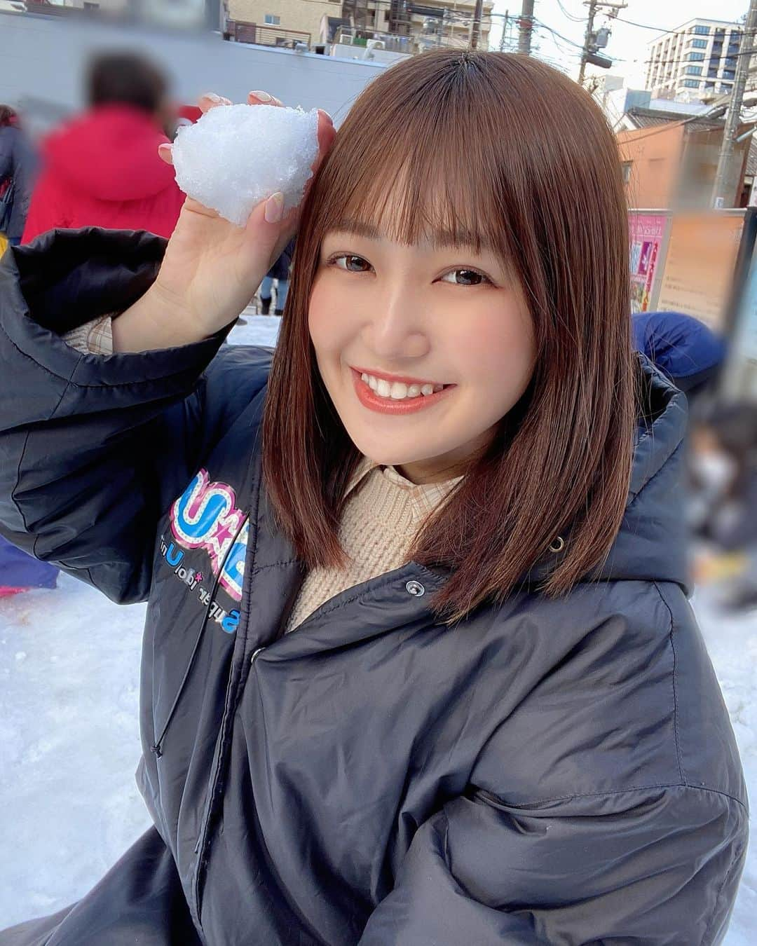 井川なつのインスタグラム：「雪ーーー！！！！⛄️ ・ ・ #雪 #雪合戦 #ダウンジャケット #ベンチコート #大須 #アイドル #冬まつり #idol #雪遊び」