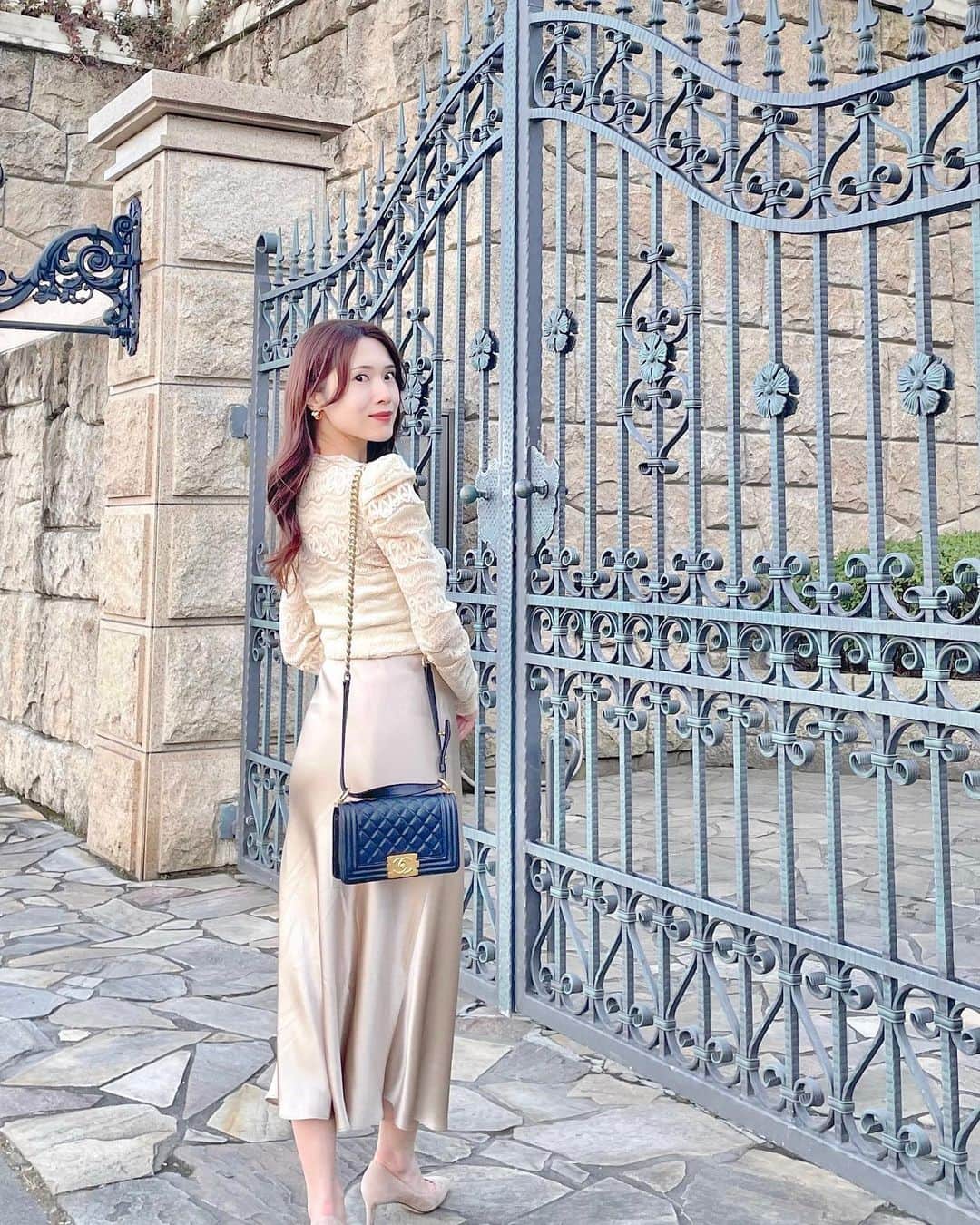 ちゃぴたんさんのインスタグラム写真 - (ちゃぴたんInstagram)「𝐿𝒶𝒸𝑒×𝒮𝒶𝓉𝒾𝓃💐🕊  フェミニンな要素を詰め込んだコーディネート💕  このスカートは厚手でしっかりした生地なので落ち感、ドレープがとても綺麗✨  シワもシルクよりできにくいと思う☺️  Tops @theboutique_flamboyant  パワーショルダーレースブラウス ¥6,480 税込  Skirt @theboutique_flamboyant  サテンA ラインスカート ¥12,000 税込」1月28日 21時14分 - sayaka___0430
