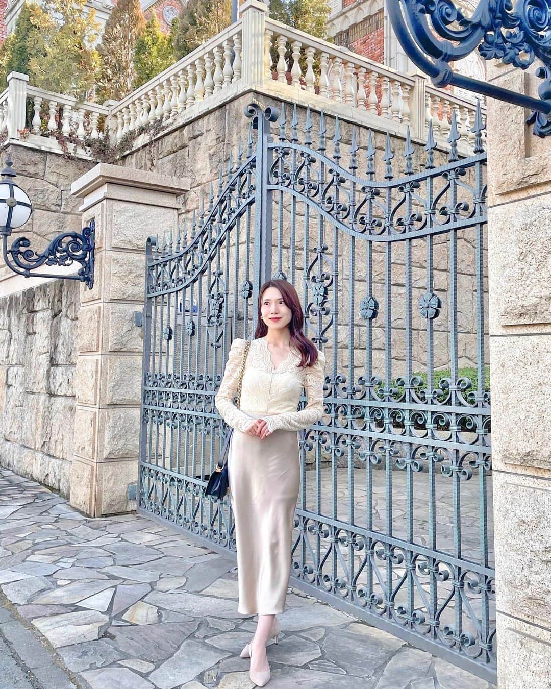 ちゃぴたんさんのインスタグラム写真 - (ちゃぴたんInstagram)「𝐿𝒶𝒸𝑒×𝒮𝒶𝓉𝒾𝓃💐🕊  フェミニンな要素を詰め込んだコーディネート💕  このスカートは厚手でしっかりした生地なので落ち感、ドレープがとても綺麗✨  シワもシルクよりできにくいと思う☺️  Tops @theboutique_flamboyant  パワーショルダーレースブラウス ¥6,480 税込  Skirt @theboutique_flamboyant  サテンA ラインスカート ¥12,000 税込」1月28日 21時14分 - sayaka___0430