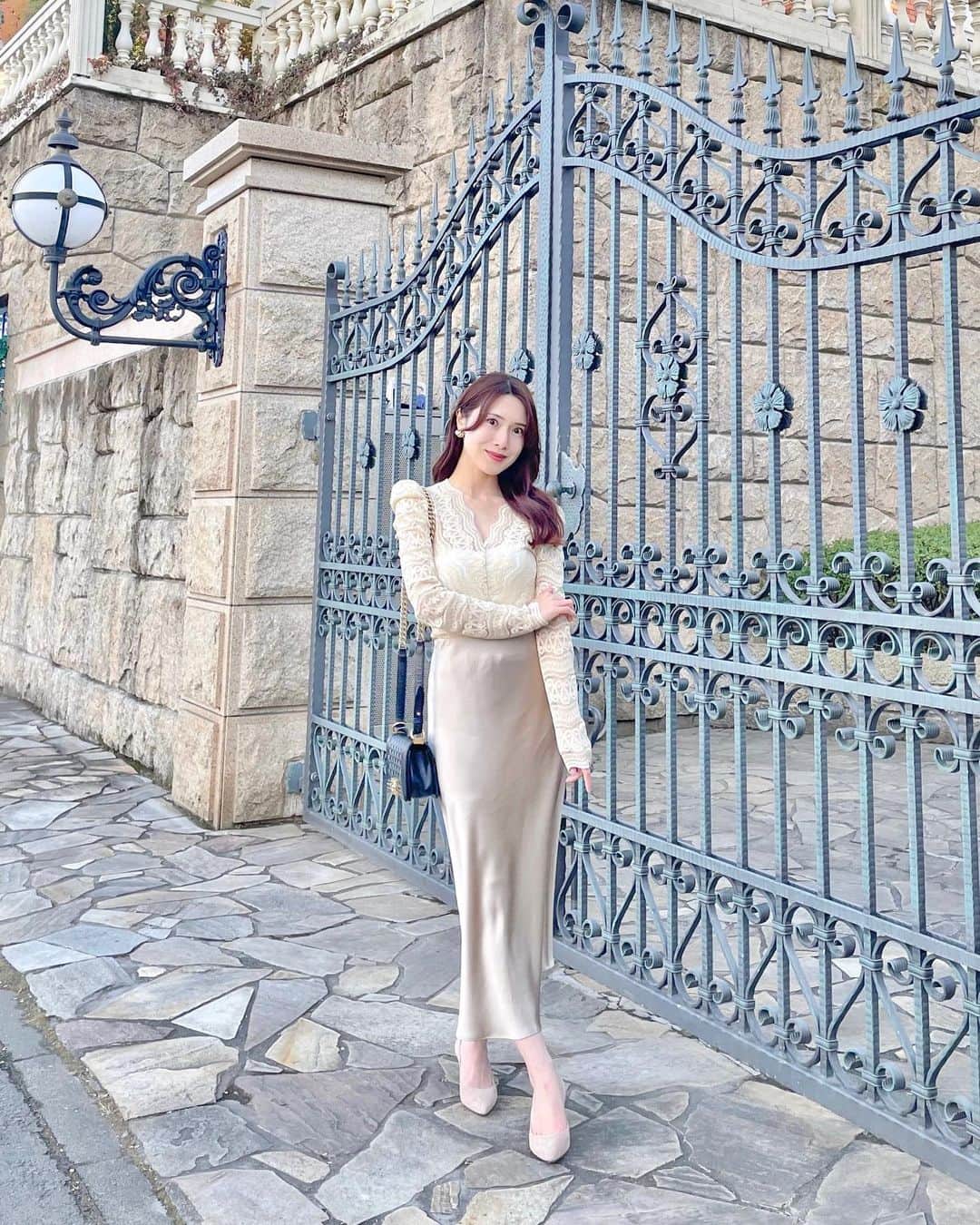 ちゃぴたんさんのインスタグラム写真 - (ちゃぴたんInstagram)「𝐿𝒶𝒸𝑒×𝒮𝒶𝓉𝒾𝓃💐🕊  フェミニンな要素を詰め込んだコーディネート💕  このスカートは厚手でしっかりした生地なので落ち感、ドレープがとても綺麗✨  シワもシルクよりできにくいと思う☺️  Tops @theboutique_flamboyant  パワーショルダーレースブラウス ¥6,480 税込  Skirt @theboutique_flamboyant  サテンA ラインスカート ¥12,000 税込」1月28日 21時14分 - sayaka___0430