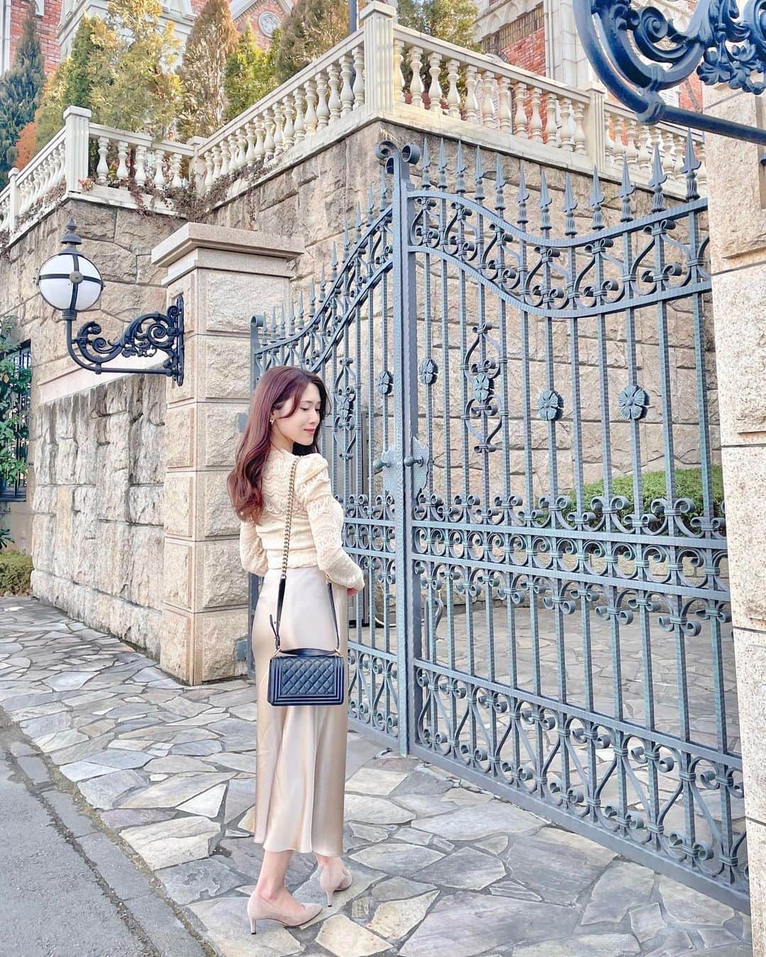 ちゃぴたんさんのインスタグラム写真 - (ちゃぴたんInstagram)「𝐿𝒶𝒸𝑒×𝒮𝒶𝓉𝒾𝓃💐🕊  フェミニンな要素を詰め込んだコーディネート💕  このスカートは厚手でしっかりした生地なので落ち感、ドレープがとても綺麗✨  シワもシルクよりできにくいと思う☺️  Tops @theboutique_flamboyant  パワーショルダーレースブラウス ¥6,480 税込  Skirt @theboutique_flamboyant  サテンA ラインスカート ¥12,000 税込」1月28日 21時14分 - sayaka___0430