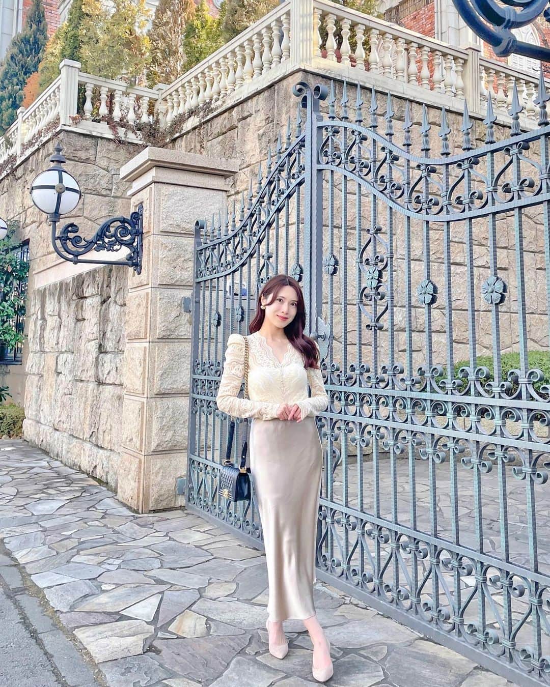 ちゃぴたんさんのインスタグラム写真 - (ちゃぴたんInstagram)「𝐿𝒶𝒸𝑒×𝒮𝒶𝓉𝒾𝓃💐🕊  フェミニンな要素を詰め込んだコーディネート💕  このスカートは厚手でしっかりした生地なので落ち感、ドレープがとても綺麗✨  シワもシルクよりできにくいと思う☺️  Tops @theboutique_flamboyant  パワーショルダーレースブラウス ¥6,480 税込  Skirt @theboutique_flamboyant  サテンA ラインスカート ¥12,000 税込」1月28日 21時14分 - sayaka___0430