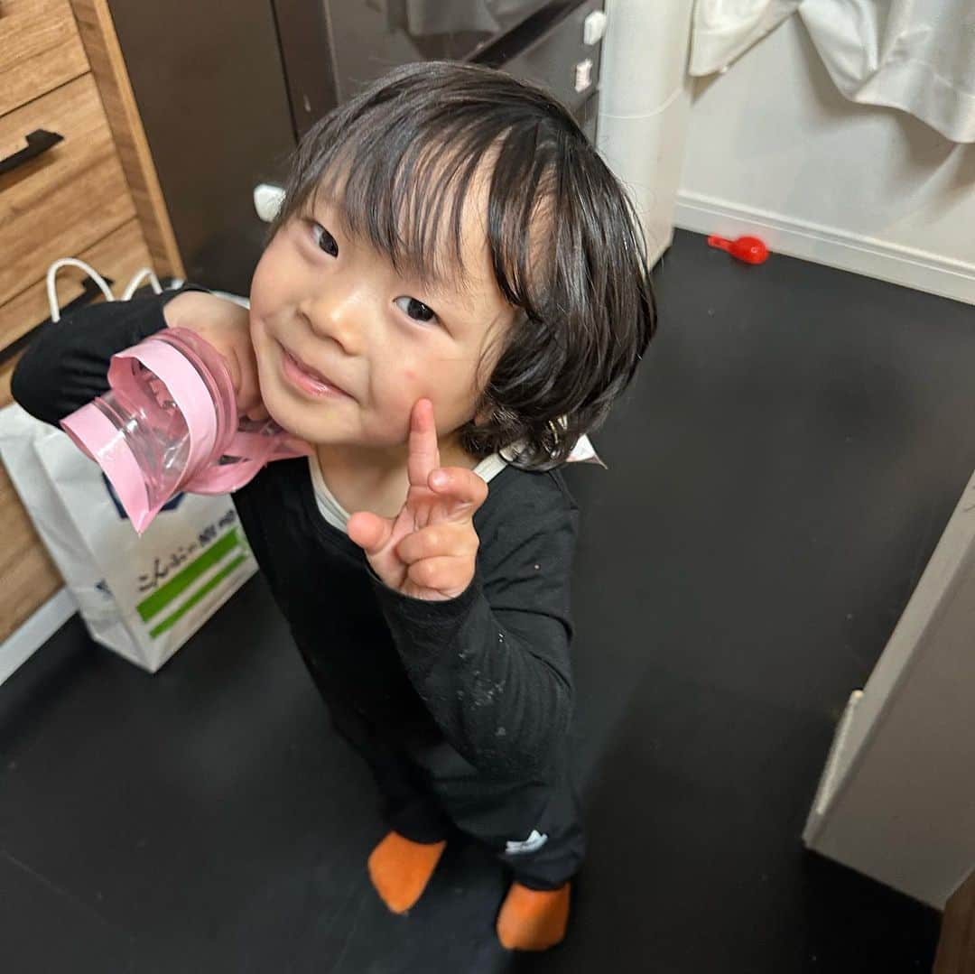 江原千鶴（エハラチヅル）さんのインスタグラム写真 - (江原千鶴（エハラチヅル）Instagram)「うたくんのピース✌️を見た後の、とわくんのとってとって！とアピールしてきたポーズ…  #うたとわ成長記録 #4歳 #1歳6ヶ月」1月28日 21時16分 - eharachizuru