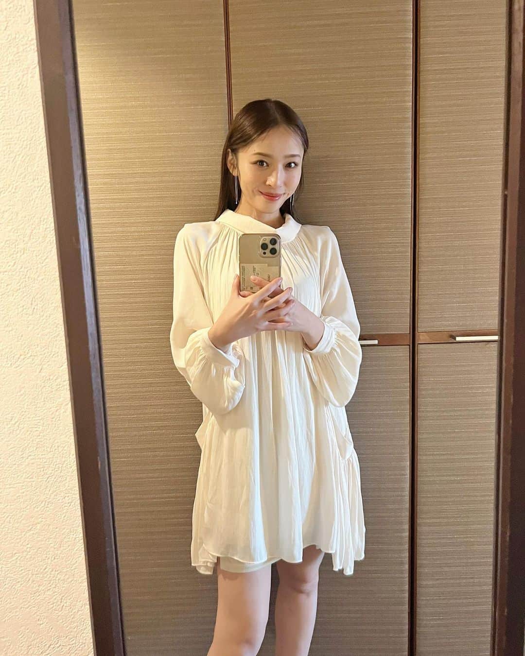 神部美咲のインスタグラム：「テロテロワンピース🤍🤍  #馬好王国」