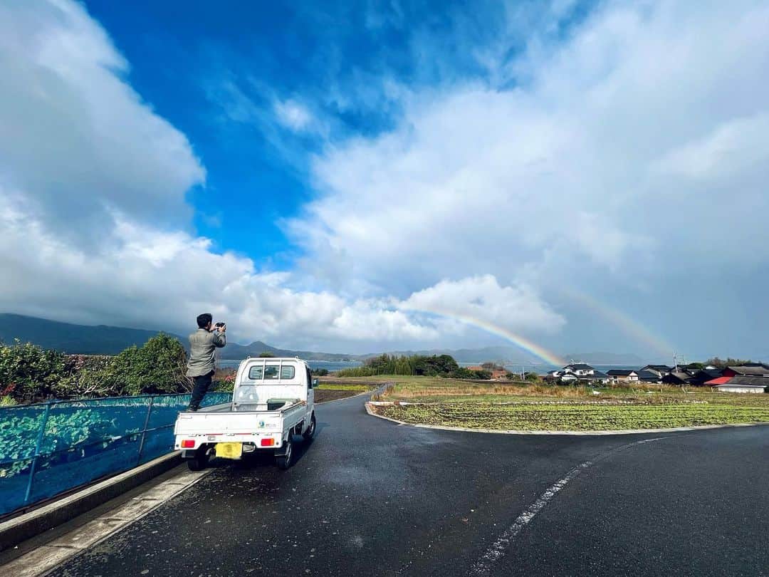 萩谷慧悟さんのインスタグラム写真 - (萩谷慧悟Instagram)「島根に行く時雨が多いけどいざって時に晴れてきた。  そこで空に掛かる大きなダブルレインボーに出会いましたとさ。  #島根県 #大根島 #結び農縁  #いつもお世話になってる #岩田さん #ありがとうございます」1月28日 21時33分 - keigo_hagiya_official