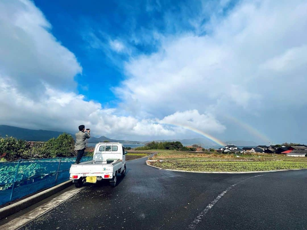 萩谷慧悟のインスタグラム：「島根に行く時雨が多いけどいざって時に晴れてきた。  そこで空に掛かる大きなダブルレインボーに出会いましたとさ。  #島根県 #大根島 #結び農縁  #いつもお世話になってる #岩田さん #ありがとうございます」