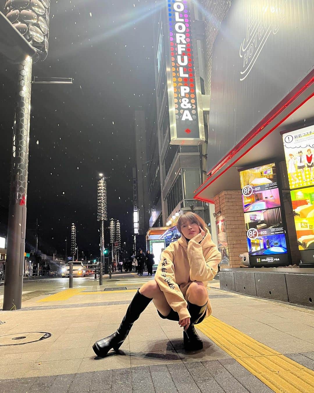 藤田いろはのインスタグラム：「fxxking rabbits🐇🐇 ⁡ ちょうど昨日雪降ってる時に撮れたー！！ このフーディー可愛くて暖かくて超お気に入り🐰💗 ⁡ ⁡ ⁡ 新作DVD昨日発売しました👏 すでにゲットしてくださった方ありがとうございます✨ いっぱいいっぱい見てください🐰🫶 そして各購入サイト等でのレビューを書く推しごともお願いします🙏 ⁡ ⁡ ⁡ そして2/23(祝・木)18時〜ソフマップにてリリースイベントを行います✨ チケットは29日10時からお申し込み開始です！ 超久々に新作DVDをリリースしたので、当たり前なんですが超久々のリリイベでとっっってもドキドキしてます…！ 是非会いにきてください！！！よろしくお願いします！！！！！ ⁡ ⁡ ⁡ ⁡ ⁡」