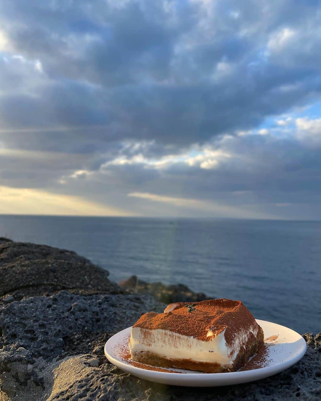 チャン・ジニョクのインスタグラム：「친한형이 제주도에 카페를 오픈했습니다 😁 제주도 애월에 있는 바다가 보이는 카페  아시시 ❤️  번창하세요 형 😁  #애월카페」