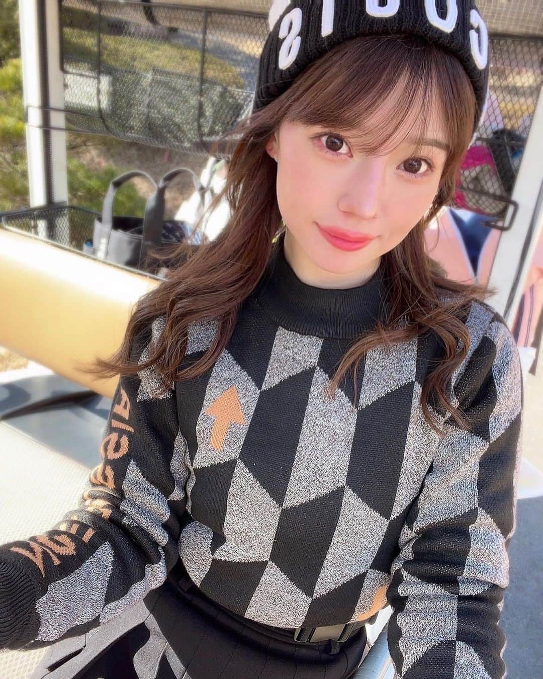 𝗠𝗮𝗶さんのインスタグラム写真 - (𝗠𝗮𝗶Instagram)「☃️❄️  極寒の中のラウンド🏌️‍♀️ 前半は−4℃の世界でした。。  ヒートテック2枚に 極暖1枚、ｳﾙﾄﾗﾗｲﾄﾀﾞｳﾝを中に仕込み🤢  何より @noelreussir_official のニットで この日のラウンド乗り切れたといっても 過言ではない🥹🤍🤍  防風仕様の裏地がついてて これだけ中に着込んでもOKな 程よいサイズ感もポイント高い👏🤍  真冬のラウンドは着るもの悩むよねえ。。 （上着羽織りたくない）  この冬めちゃくちゃお世話になりそう🐰💜 . . . . . . @new__jack__swing  #noelreussir#ゴルフストリート #ゴルフウェア#ゴルフファッション #ゴルフコーデ#冬ゴルフコーデ#ゴルフラウンド #ゴルフ女子#ゴルフ女子コーデ#ごるふ女子 #ゴルフ#golf#ゴルフ場#ゴルフラウンド」1月28日 21時50分 - mai.golf.214