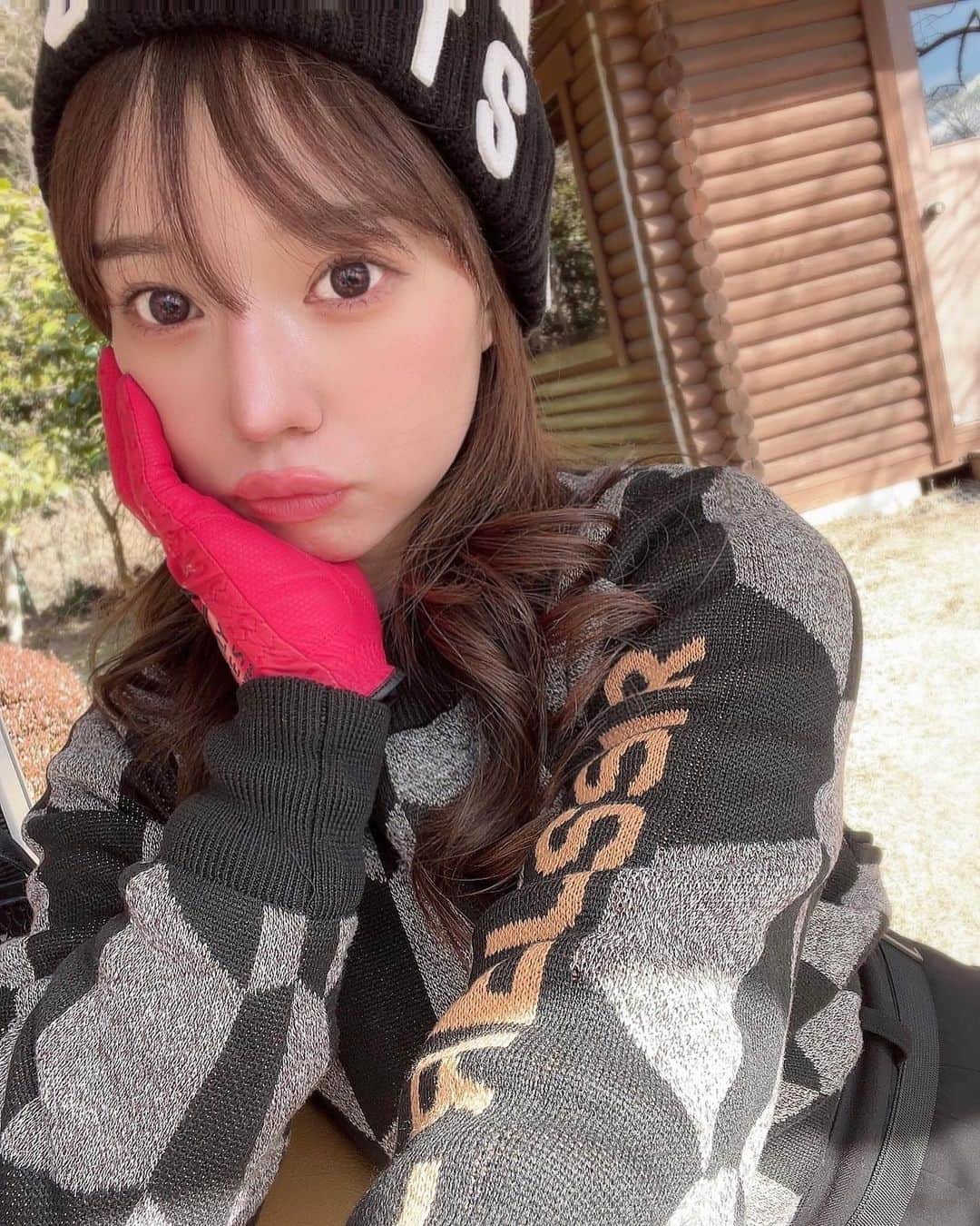 𝗠𝗮𝗶さんのインスタグラム写真 - (𝗠𝗮𝗶Instagram)「☃️❄️  極寒の中のラウンド🏌️‍♀️ 前半は−4℃の世界でした。。  ヒートテック2枚に 極暖1枚、ｳﾙﾄﾗﾗｲﾄﾀﾞｳﾝを中に仕込み🤢  何より @noelreussir_official のニットで この日のラウンド乗り切れたといっても 過言ではない🥹🤍🤍  防風仕様の裏地がついてて これだけ中に着込んでもOKな 程よいサイズ感もポイント高い👏🤍  真冬のラウンドは着るもの悩むよねえ。。 （上着羽織りたくない）  この冬めちゃくちゃお世話になりそう🐰💜 . . . . . . @new__jack__swing  #noelreussir#ゴルフストリート #ゴルフウェア#ゴルフファッション #ゴルフコーデ#冬ゴルフコーデ#ゴルフラウンド #ゴルフ女子#ゴルフ女子コーデ#ごるふ女子 #ゴルフ#golf#ゴルフ場#ゴルフラウンド」1月28日 21時50分 - mai.golf.214