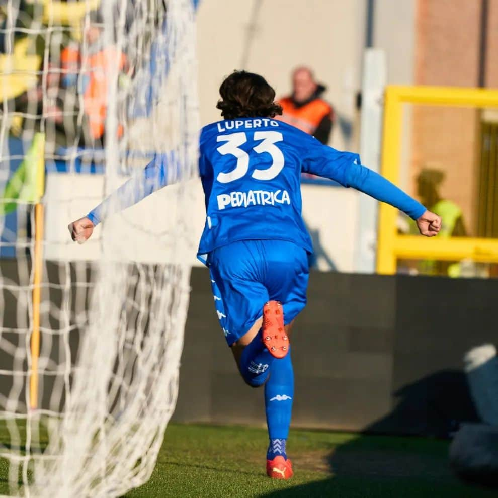 のインスタグラム：「Una gioia immensa e un punto importante! Avanti Azzurro 💙⚽️🥅」