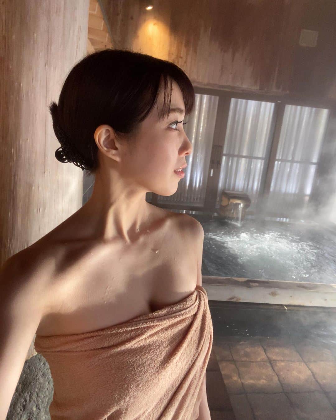 秦瑞穂のインスタグラム：「. 温泉らぶ♨️  温泉行きたひ。。  .  舞台「また明日ね」 2/15(水)〜19(日)全8公演 📍ザ・ポケット(中野)  🎟【ご予約】 https://www.quartet-online.net/ticket/seeyou?m=0vjahci  📷S席は1列目〜3列目指定席+チェキ付き！ #舞台また明日ね  🚩応援フラッグ 予約フォームから【2/15(水)19時公演】→ 応援フラッグ枚数選択！→【振込】選択！ 郵送先住所を記入🖋 (部屋番号など漏れのないようお気をつけを！)  【備考欄】に下記3点のご記入をお願いします✨  ①お名前orハンドルネーム ②メールアドレス ③応援キャスト［秦瑞穂］ 🟠フラッグお申込み=1/31(火)23:59迄  .  #秦瑞穂 #follow #me #followme #japanesegirl #asiangirl #japan #粉我 #偶像 #インスタグラビア #gravure #photo #instagravure #フォロー  #フォローミー #팔로우　#温泉 #バスタオル #温泉女子 #温泉ソムリエ #旅行 #旅」