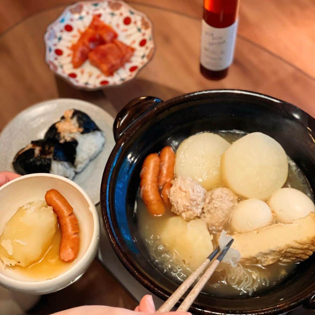 飯島望未のインスタグラム：「今日も寒いからおでんを作りました🍢 お出汁はあごだしと醤油、酒とみりん。 卵と鶏ひき肉は @slcreations_official さんのもの。  鶏ひき肉で鶏団子作りました。 オーガニックだし卵はすごく濃厚だった🤤 おにぎりと明太子も🍙✨」