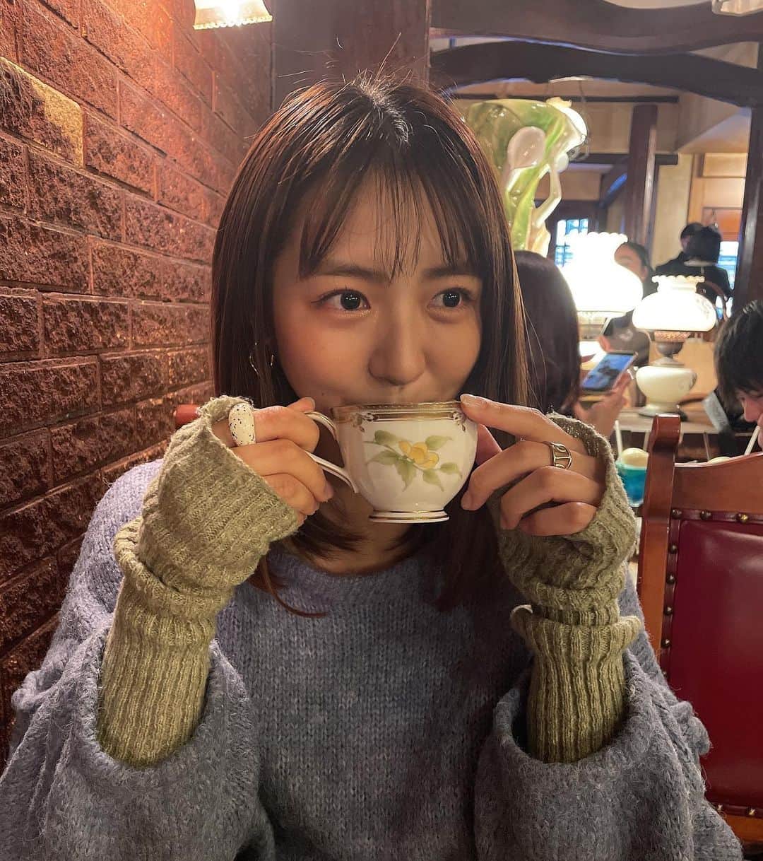 浜崎香帆のインスタグラム：「-----  コーヒー飲んでる時間が1番落ち着く☕️  最近一気に髪伸びた気がする。  #吉祥寺カフェ #吉祥寺 #ゆりあぺむぺる  #東京カフェ #コーヒー」