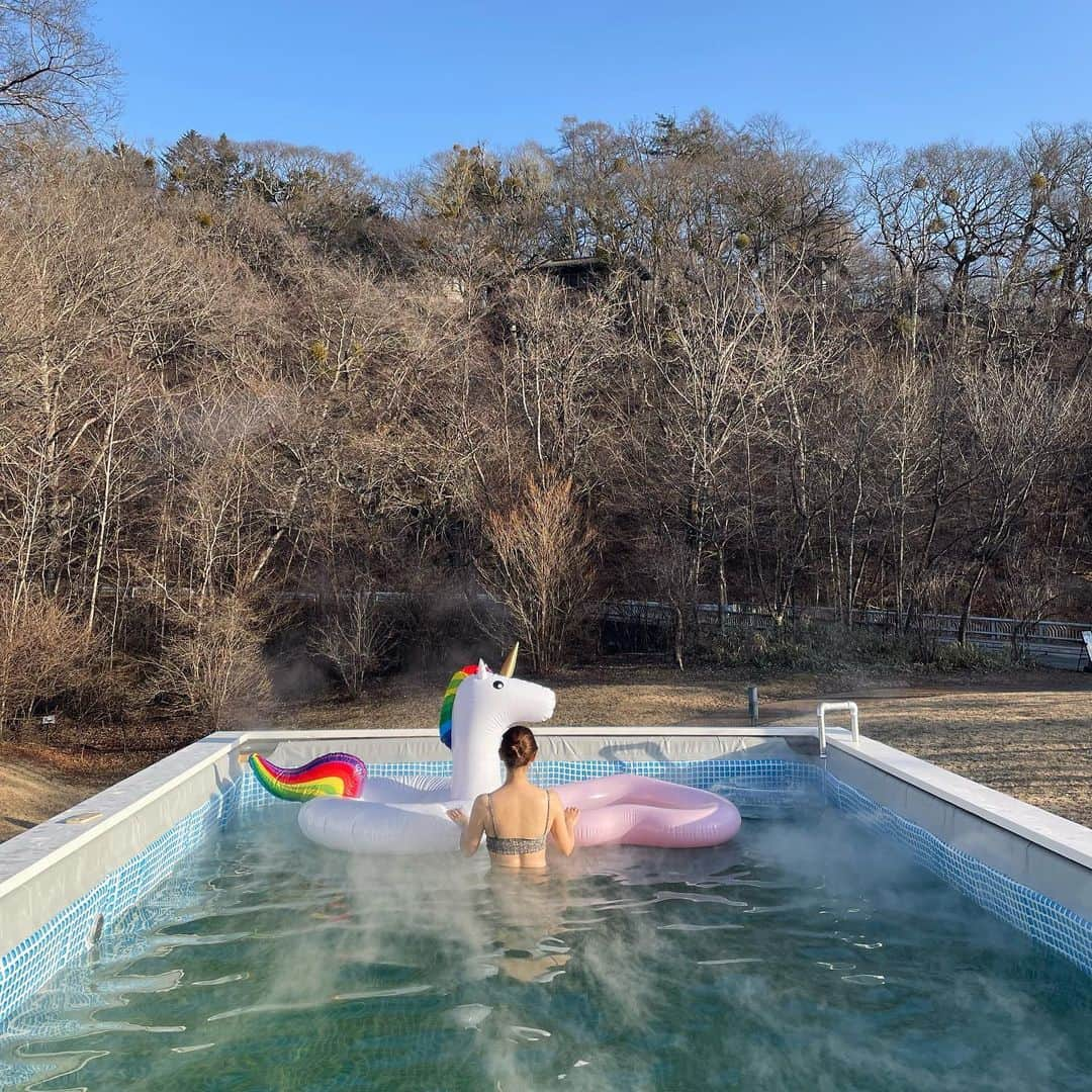 豊森ちはやさんのインスタグラム写真 - (豊森ちはやInstagram)「⁡ 軽井沢旅のつづき…！ ⁡ ホテルのすぐ近くにあるテントサウナは90℃くらいあって、水風呂の後は温泉のプール ♨︎ （3/24まで） ⁡ 天然氷のスケートリンクやカーリングもあって 軽井沢の冬をたのしめました ☃️🧊 ⁡ ⁡ #BEB5軽井沢 #星野リゾート #ベブい」1月28日 22時05分 - chihaya_314