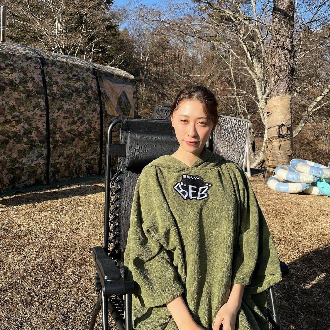 豊森ちはやさんのインスタグラム写真 - (豊森ちはやInstagram)「⁡ 軽井沢旅のつづき…！ ⁡ ホテルのすぐ近くにあるテントサウナは90℃くらいあって、水風呂の後は温泉のプール ♨︎ （3/24まで） ⁡ 天然氷のスケートリンクやカーリングもあって 軽井沢の冬をたのしめました ☃️🧊 ⁡ ⁡ #BEB5軽井沢 #星野リゾート #ベブい」1月28日 22時05分 - chihaya_314