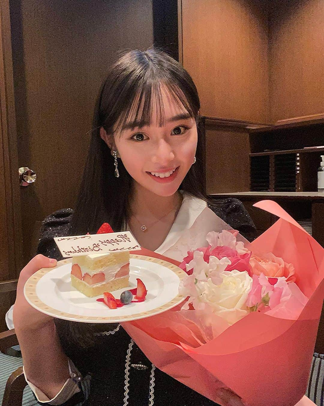 藤岡舞衣さんのインスタグラム写真 - (藤岡舞衣Instagram)「今日で15歳になりました！🎂♡  お祝いのコメントやDMやストーリー 本当にありがとうございます❤️ とっても嬉しいです🥹🫶🏻 ⁡ これからも、世界的な女優さんになるという夢に向かって、内面も外見も素敵な人になれるよう日々頑張りたいと思います✨  15歳になった舞衣も どうぞよろしくお願い致します！👏🏻 ̖́- ⁡ #藤岡舞衣#誕生日#15歳#お花#ケーキ#happybirthday  #MyBirthday#actress#model#08#jc#maifujioka #fifteenyearsold」1月28日 22時15分 - mai_fujioka_official