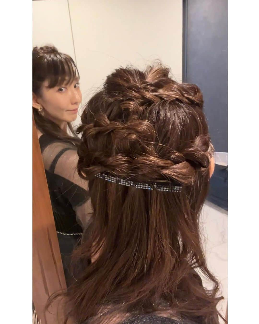 咲希あかねのインスタグラム：「こないだのキッズレッスンの時、 久しぶりに娘役っぽく#ヘアアレンジ しました😊  くるくる、ねじねじ、ぱって感じです！ ↑笑  アメピン2本と、細いゴム2本と、バレッタを使ってます♪ #acca #ヘアアクセサリー   こんなにロングヘアにするの久しぶりで😊 ドライヤーが大変ですね💦 またショートかボブにしたいけど、今切ったらもう伸ばせないので、もう少しロングを謳歌しようかな♪  #estessimo のシャンプーとトリートメントにしてから、髪質すごく良くなりました✨ 日々のケアってやはり大切だなぁ😌  #宝塚 #宝塚og #月組 #娘役 #娘役ヘアアレンジ #hairstyle #hairarrange  #頭皮ケア #髪質改善」