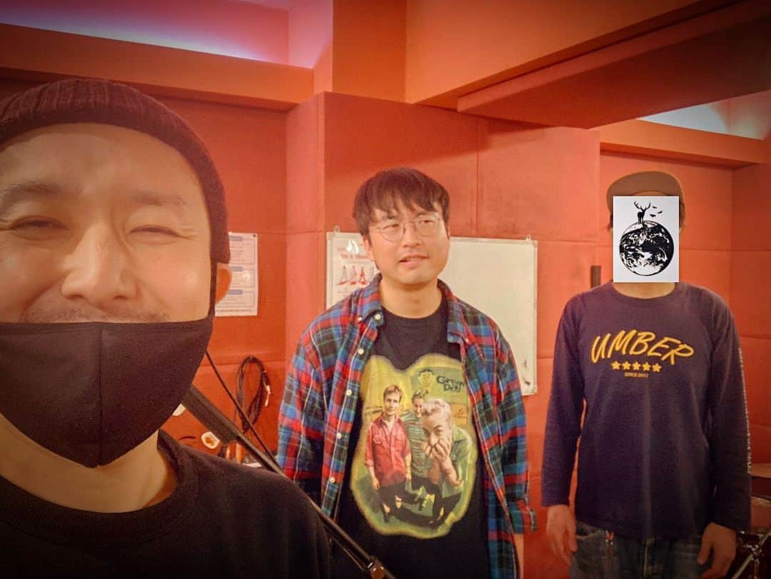 のインスタグラム：「3人シコ完了。#明日は吉祥寺 #小西の顔隠してるの私だけ . ーーーーー . 1/29(日)吉祥寺WARP 「SMALL LAKE!!-special-」 . 明日、照らす  (サポート: Ba.小西悠太(tacica)/Dr.大岡源一郎) ザ・ラヂオカセッツ GOING UNDER GROUND . 開演19時 前売3000円＋1D チケット発売中! bit.ly/3Crjd6K . ーーーーー」