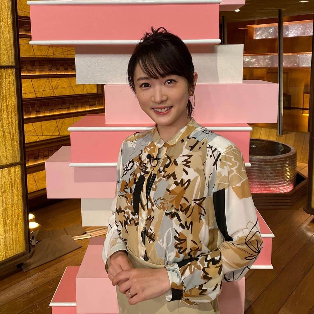 高島彩のインスタグラム：「2023年1月28日 #サタデーステーション 本日もご覧いただきありがとうございました。  ヘアメイク @h.m.s.mika   トップス @marella_japan  #高島彩」