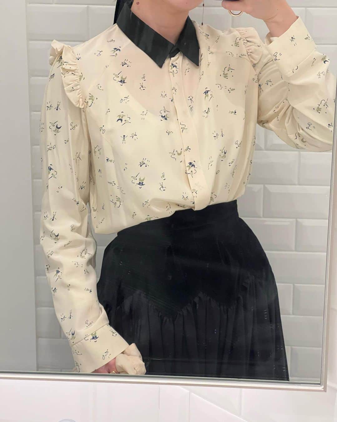 azのインスタグラム：「たしか、留学中に買った #マルニ のシャツ。当時はマレ地区のクレープ屋さんでバイトをしていて、たったの2ヶ月だけどフルタイムの仕事をしていた。奨学金もあったしユーロで稼いでいたので、生きる分には困らなかったなぁ。コツコツ貯めたお金で、モンテーニュ通りのお店に何度か通って、セールで買った記憶がある。買った当時はあまり着方が分からなくて（笑）そんなに着られなかったけど、こんなにラブリィなのに年を重ねた今だからこそちょうど良い。この前マルニを着るべき機会があったので着たのよ。かわいいでしょう、謎の棒人間柄。  写真は過去のパリ。あと1ヶ月後には行けると思うと、本当に楽しみ！ その後しばらくは行けないという覚悟なので、思う存分楽しむど🫶  #marni  #shirts #paris #fetico #skirt #インナー間違えた #趣味は栗拾い #思い出のプランセスクレープ」