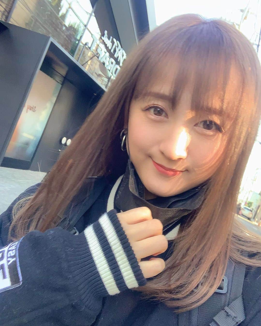 のインスタグラム：「⁡ ⁡ 寒い日が続いていますがみなさん 体調は大丈夫ですか？🍀 ⁡ 私は気圧に左右されやすい偏頭痛もちなんですが、そんなときはドライヘッドスパサロン @quiron0707 さんに行くようにしてます😌✨ ⁡ もう何年も通ってて本当に色んな人に オススメしてるくらい😌🌿 ⁡ 大きなお仕事が終わった後に自分へのご褒美にも行ったりするのですが、本当に頭がスッキリしてリフレッシュ出来ます✨ ⁡ 肩こりがひどい人にもオススメです👍 ⁡ 施術前後に出してもらえるキロン茶(ミルキールイボスティー)も美味しくて好き🫖💕 ⁡ まだまだ寒さが続きそうですが、リラックスする時間を大切に、暖かくしてお過ごしくださいね☺️💕 ⁡ <QUIRON-キロン-> 東京都渋谷区渋谷2-10-15 NVIビル5・6F ⁡ 【営業時間】 平日 11:00~22:00 土日祝 10:00~22:00 ※不定休 ⁡ #癒し #癒しの時間 #ドライヘッドスパ #ドライヘッドスパ専門店#ヘッドマッサージ#頭皮ケア #睡眠改善#睡眠不足 #プラネタリウム #夜空 #都心に暮らす #極上ヘッドスパ #疲労回復 #不眠症 #表参道 #渋谷 #SHIBUYA #休日の過ごし方」
