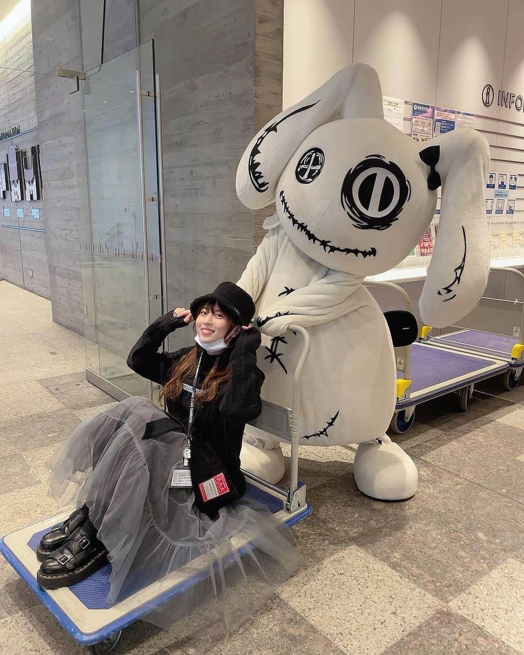 のインスタグラム：「渋谷公会堂でNieRのポップアップ してたのでちょこっと覗きいきましたっ！  ニーアちゃんに運ばれた...✨  #nier_tokyo #nier  #自撮り女子  #ゼロイチファミリア #ゼロイチ #japanesegirl #女孩 #소녀 #竹内星菜 #长发 #可爱 #japan #自撮り界隈 #グラビア #彼女感 #photo #女子 #followｍe #instagram」