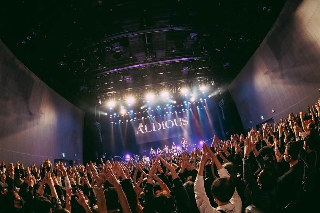 Marinaのインスタグラム：「2023.01.28 Aldious 15th Anniversary Live 2023 Winter   渋谷ストリームホールありがとうございました！！！！！  Photo by @sai_cho_823   #Aldious #AldiousMarina #アルディアス #femalemusician #femaledrummer #drummer #drums #dwdrums #drumslife #drumset #drumkit #drummergirl #girlband #music #metal #rock #jrock #drumstagram #evans #instagood #vicfirth #myperfectpair」